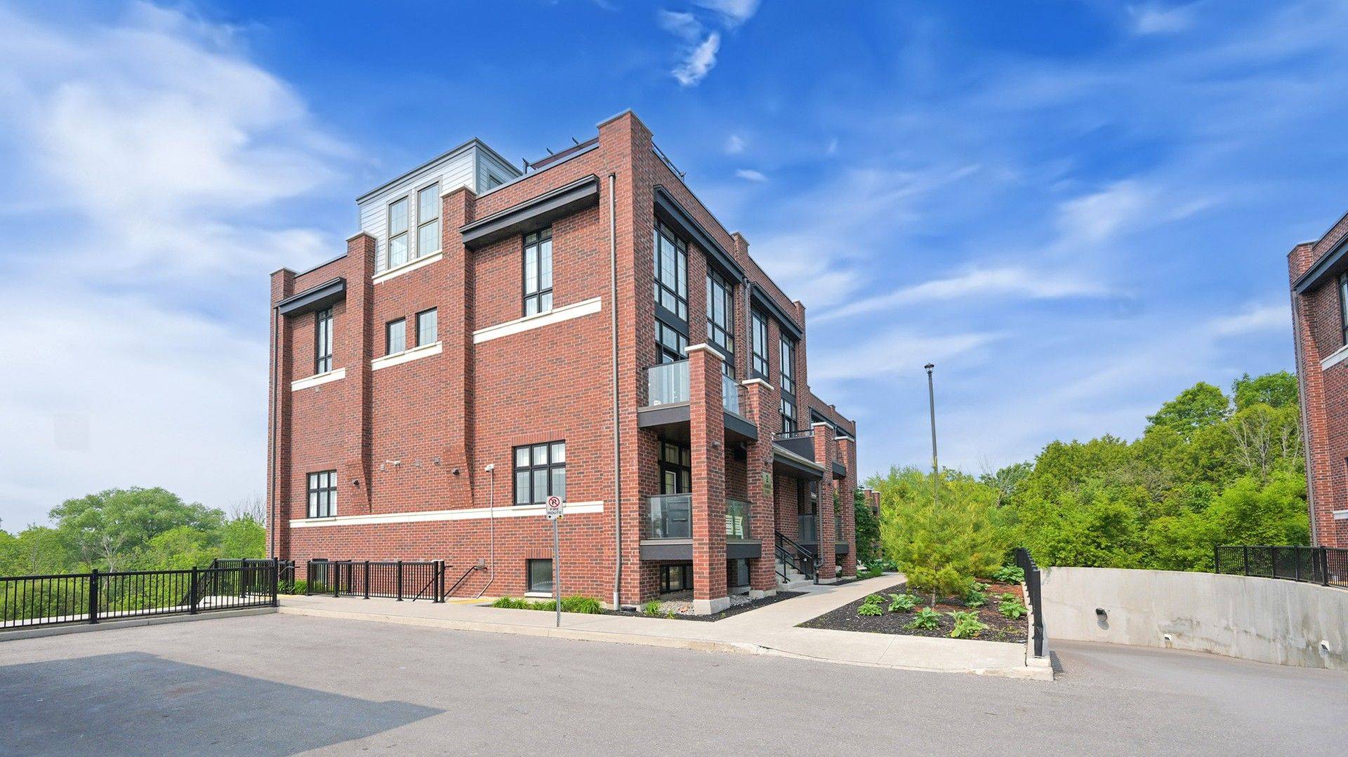 Whitchurch-stouffville, ON L4A 4T4,2 Linsmore PL #304