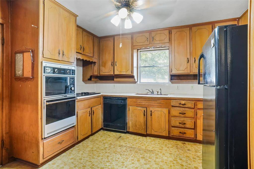 Hurst, TX 76054,520 Circleview Drive S