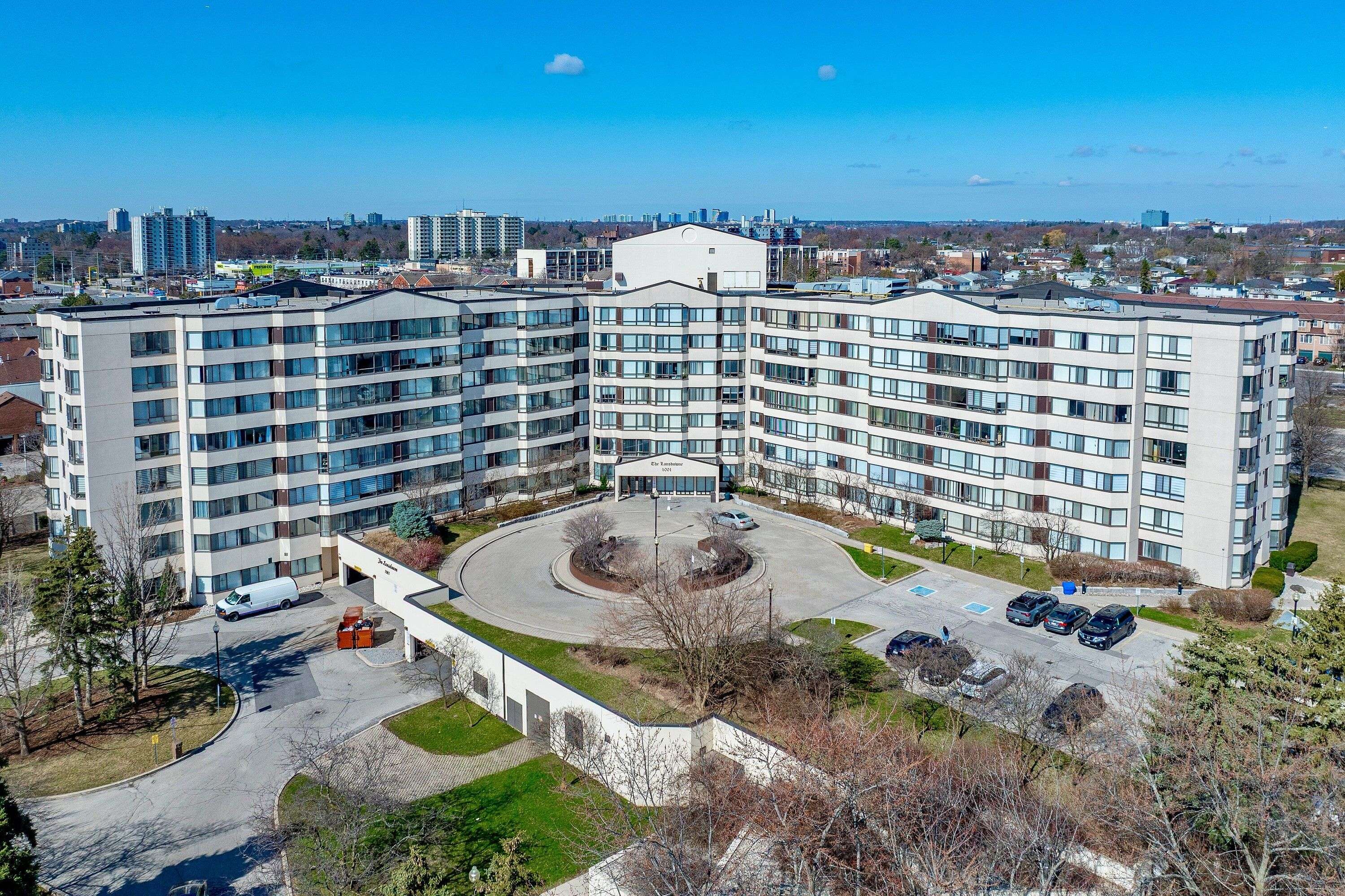 Mississauga, ON L5C 4R2,1001 Cedarglen Gate #PH04
