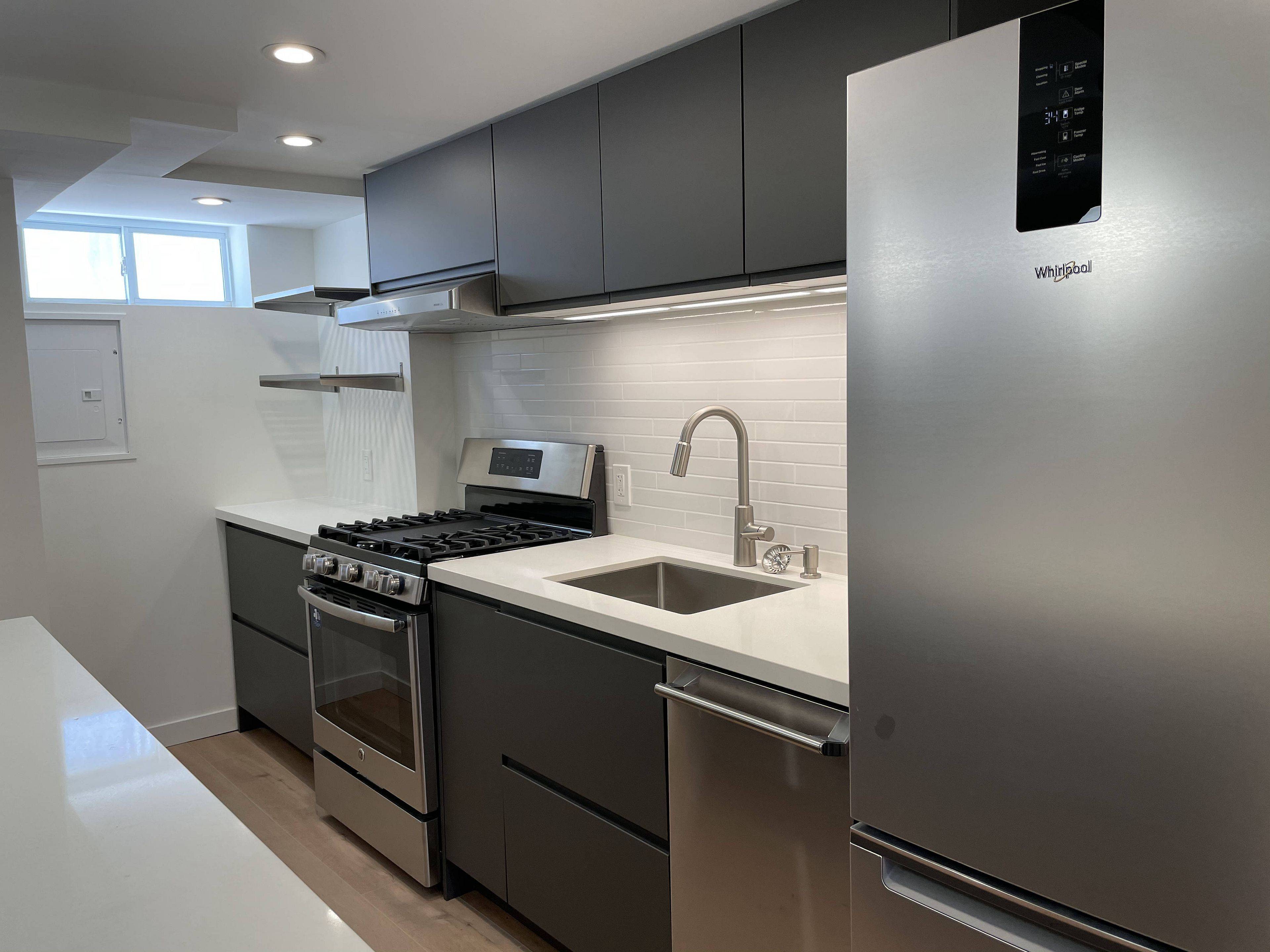 Barrie, ON L4M 2H5,82 Gunn ST #2