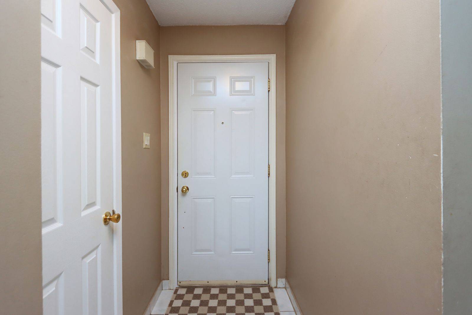Toronto W10, ON M9V 3K8,444 Silverstone DR #11