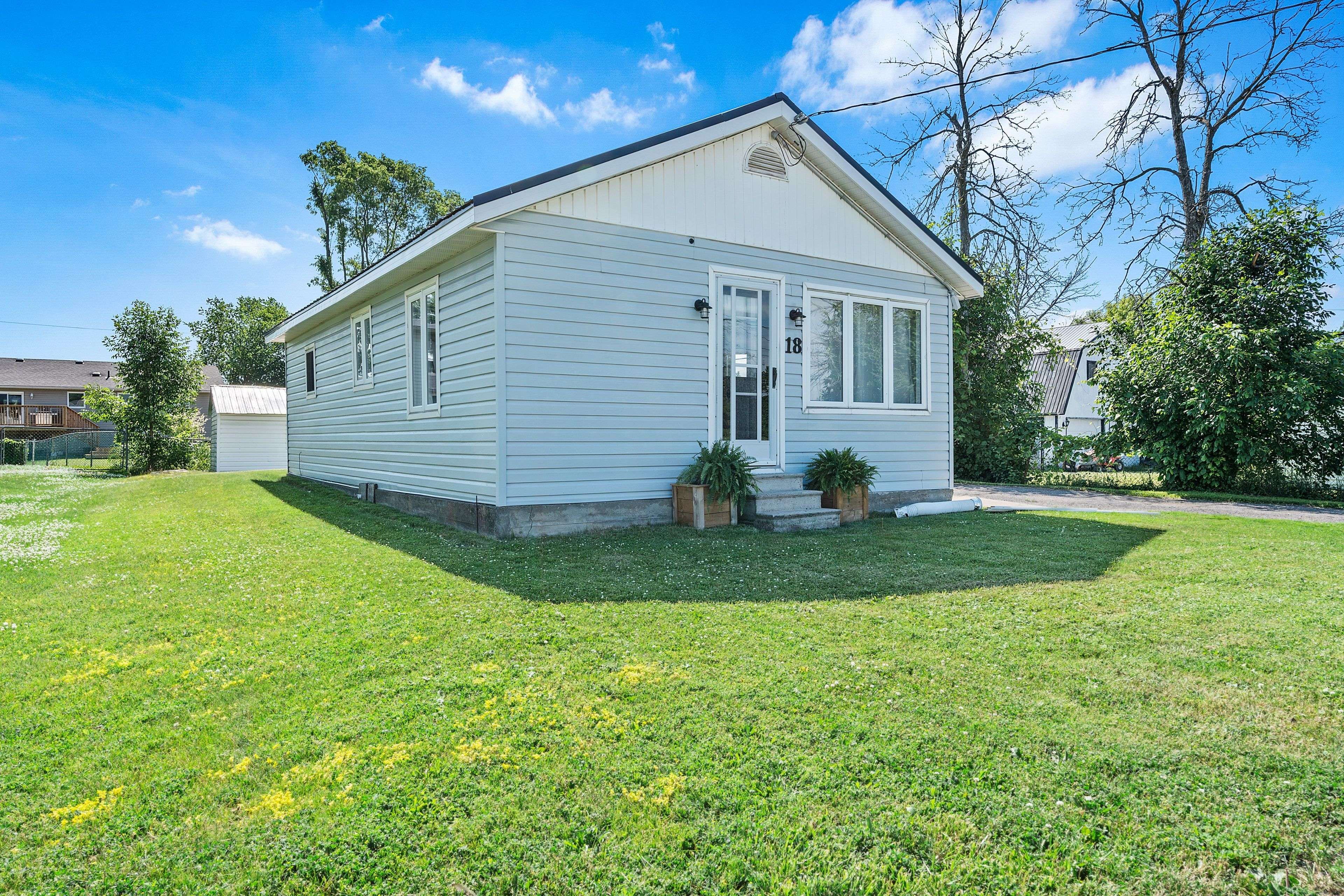 Loyalist, ON K0H 2H0,18 MUD LAKE RD S