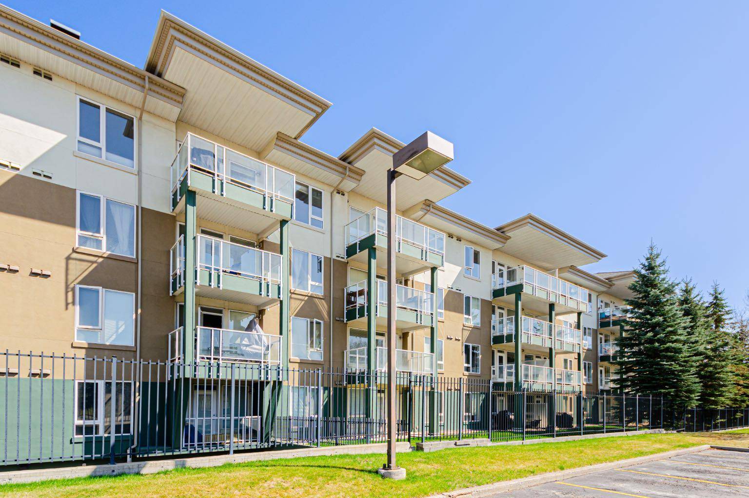 Calgary, AB T2L 0Y2,3111 34 AVE NW #410