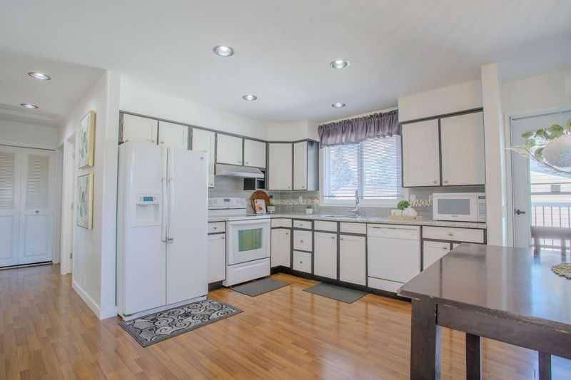 Calgary, AB T1Y 0A7,3323 Temple WAY NE
