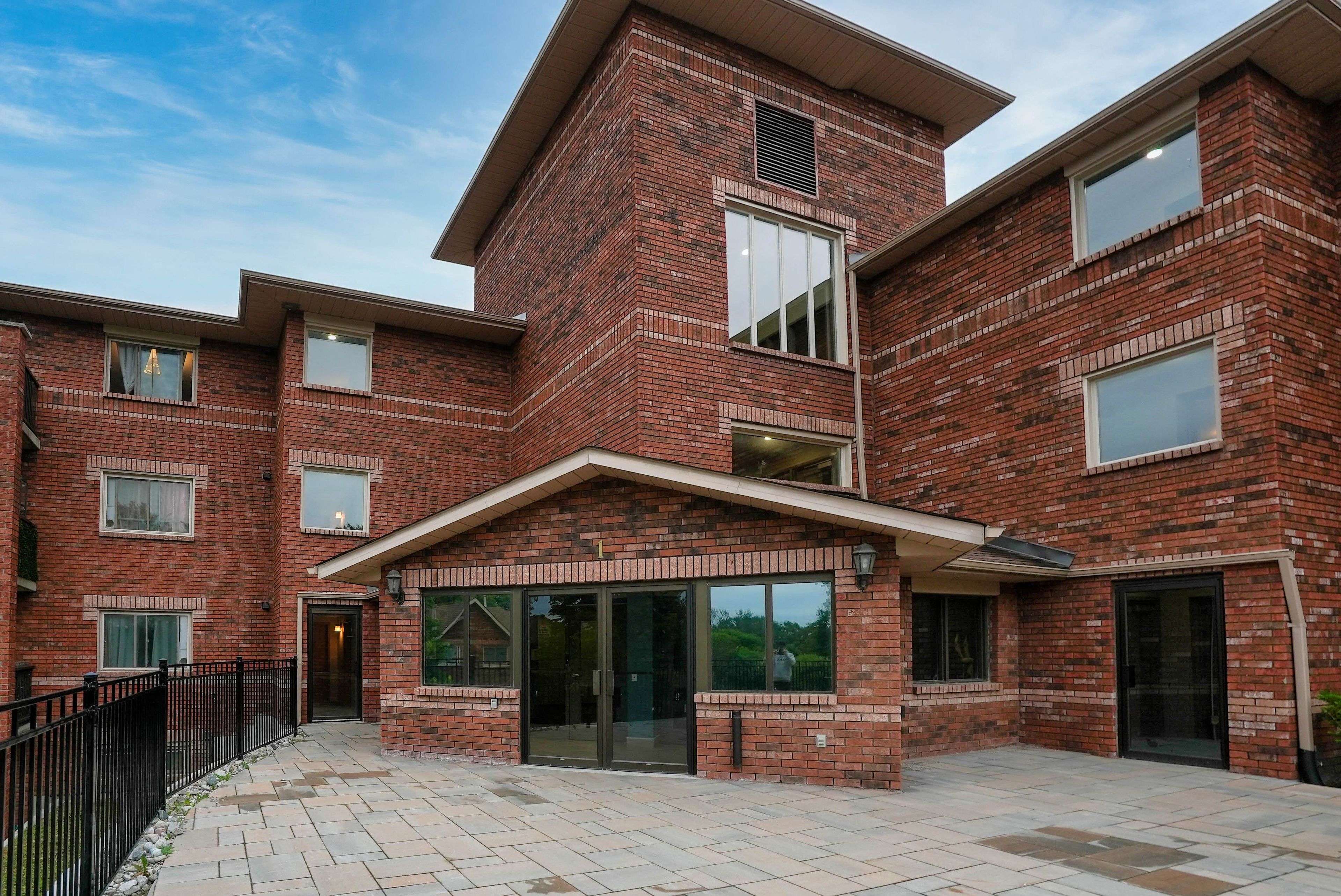 Barrie, ON L4N 6W9,1 Quail CRES #106