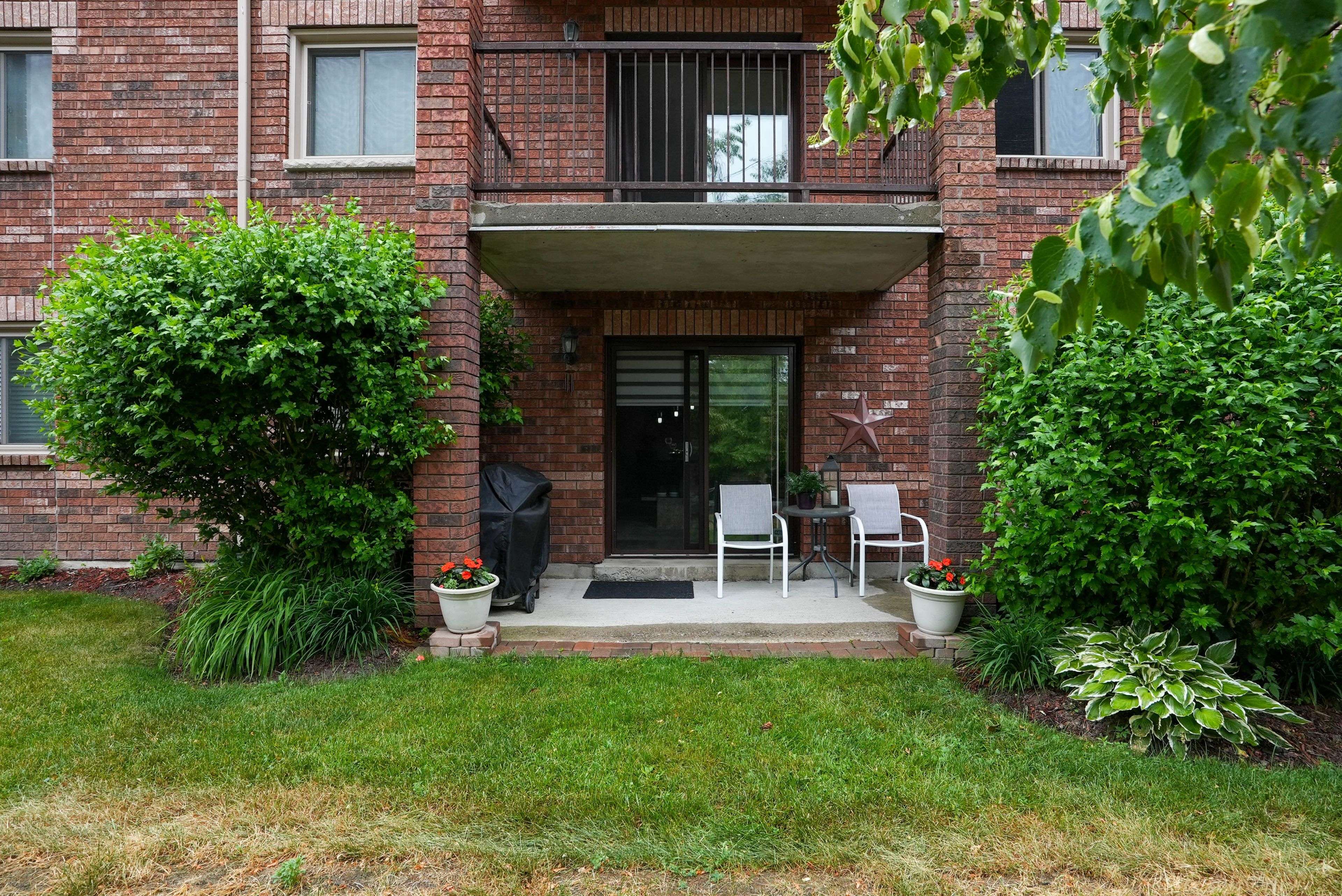 Barrie, ON L4N 6W9,1 Quail CRES #106