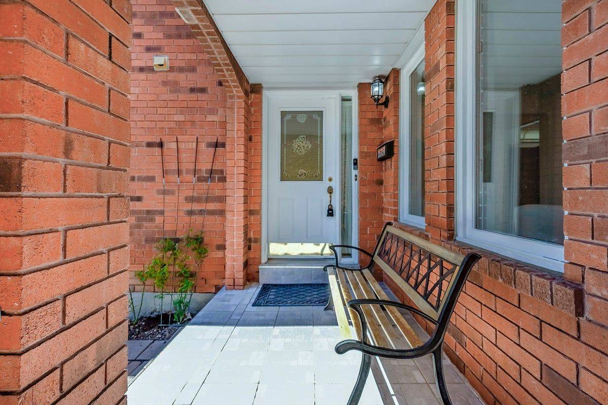 Mississauga, ON L5V 1P4,1077 Windsor Hill BLVD