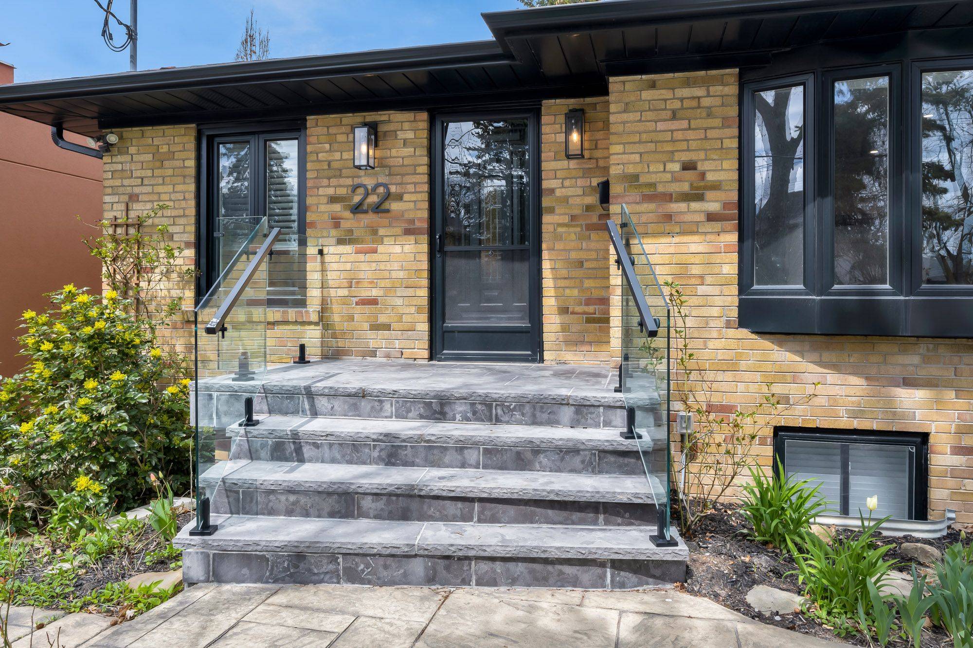 Toronto W08, ON M9B 2T1,22 North Heights RD