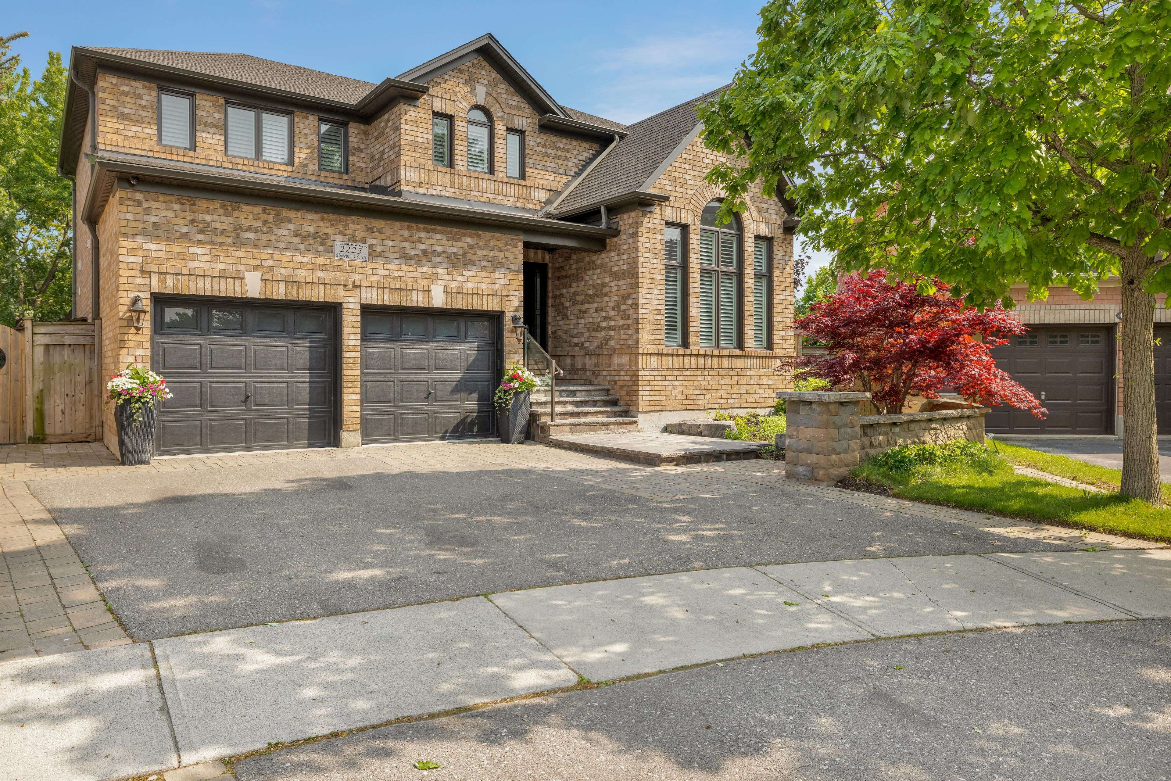 Oakville, ON L6M 5B5,2225 Glazebrook CIR