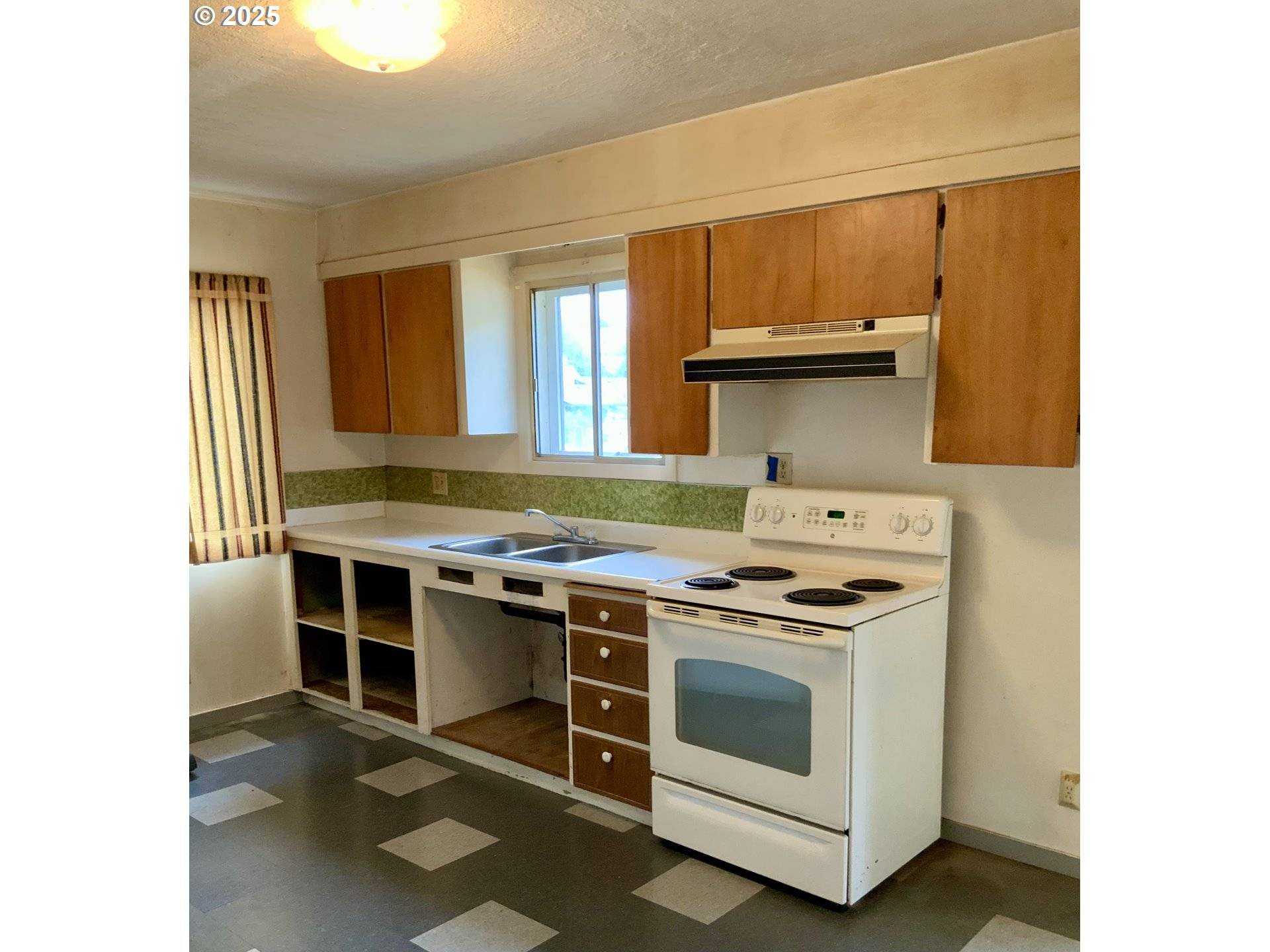Gold Beach, OR 97444,94280 LEITH RD