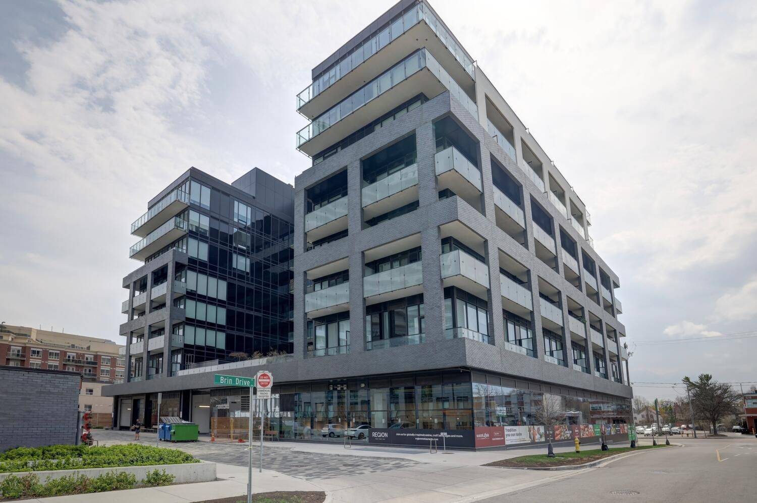 Toronto W08, ON M8X 1Y6,4208 Dundas ST W #702