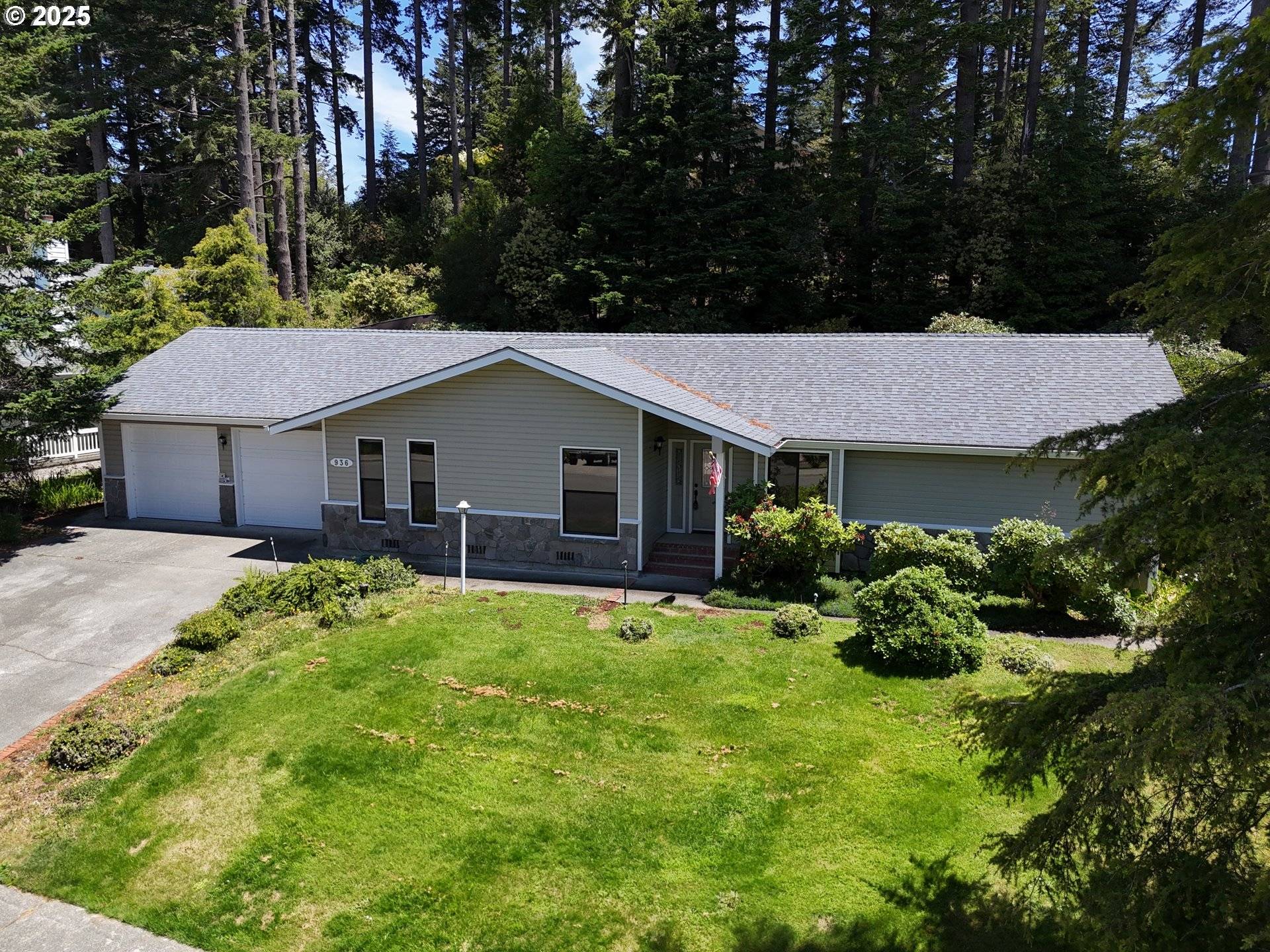 Brookings, OR 97415,936 HELEN LN