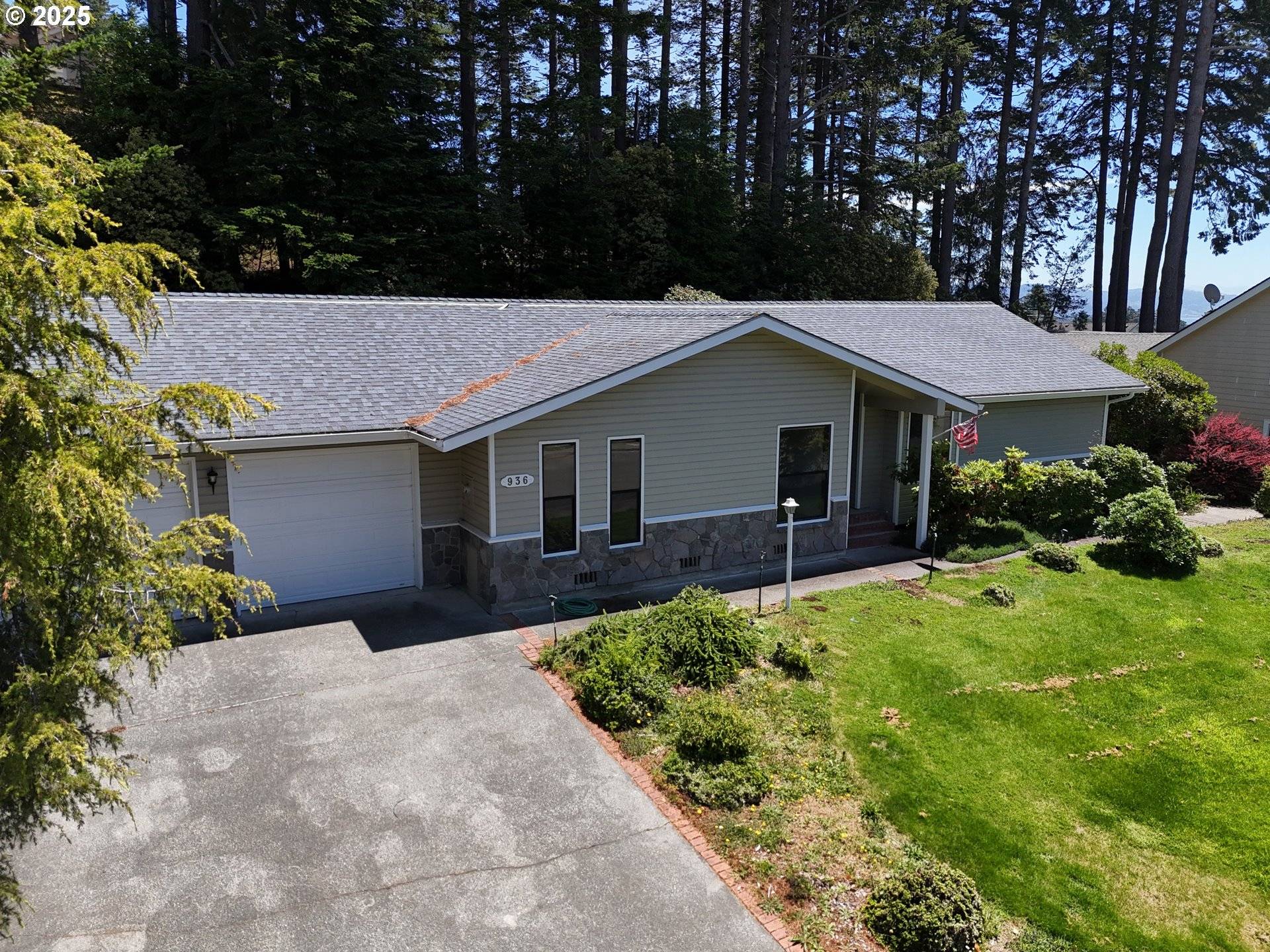 Brookings, OR 97415,936 HELEN LN