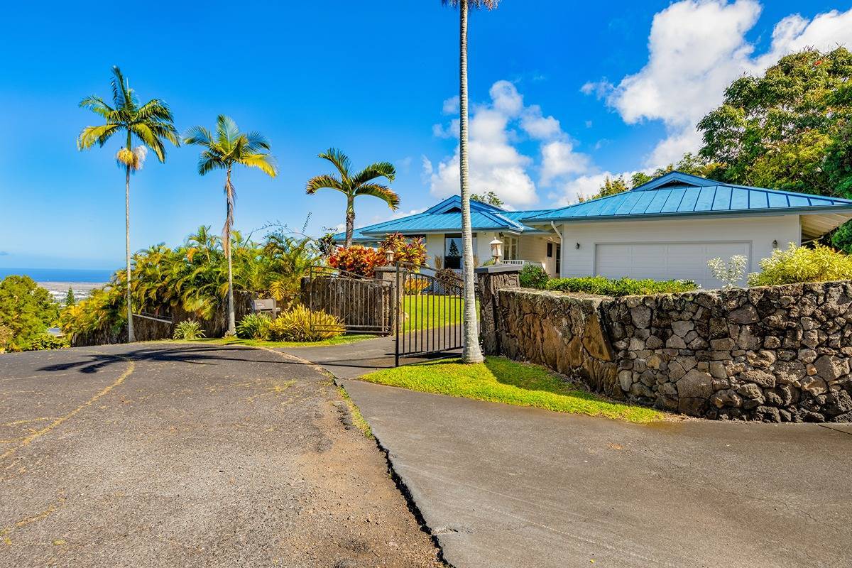 Kailua-kona, HI 96725,75-695 HUAAI ST