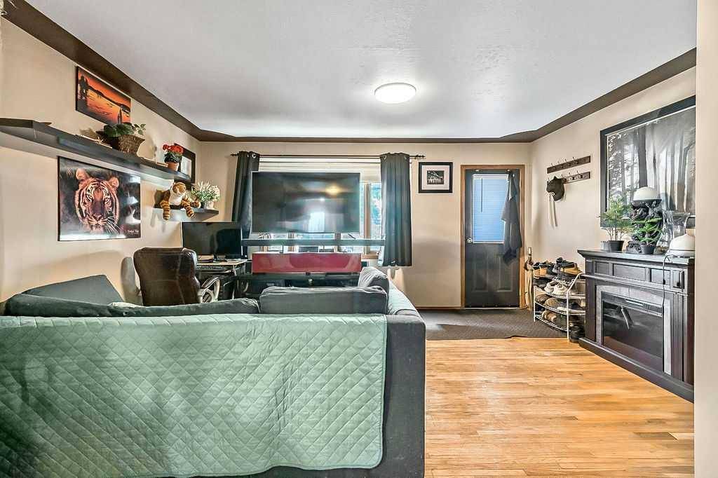 Calgary, AB T3B 0Y7,4904 22 AVE NW