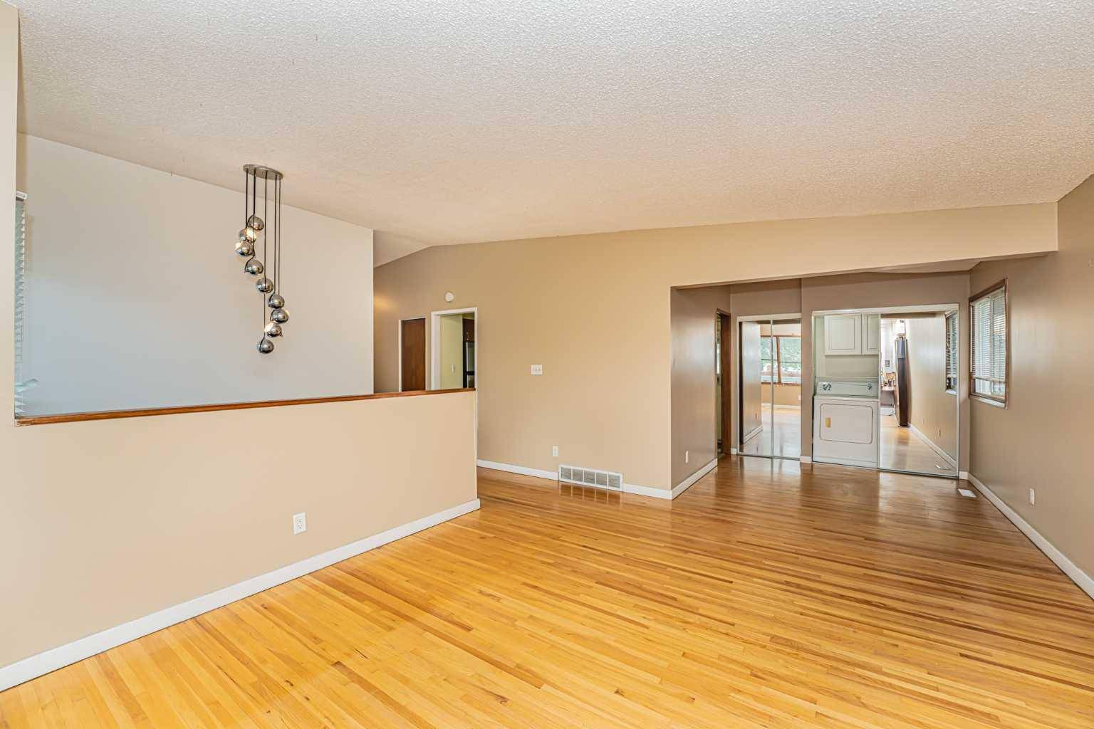 Calgary, AB T2K 4L1,7416 Hunterfield RD NW