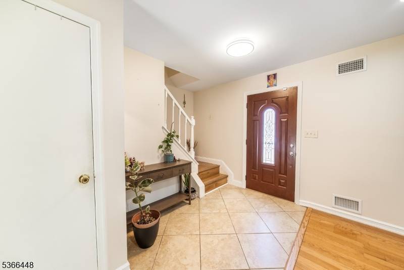 Edison Twp., NJ 08820,23 Boxwood Cir