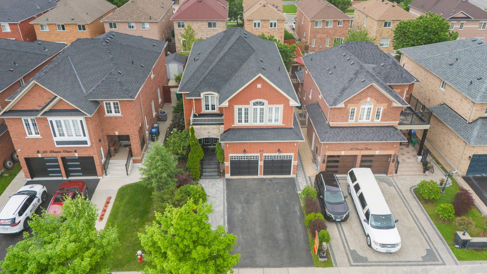 Brampton, ON L6P 2R3,37 Denim DR