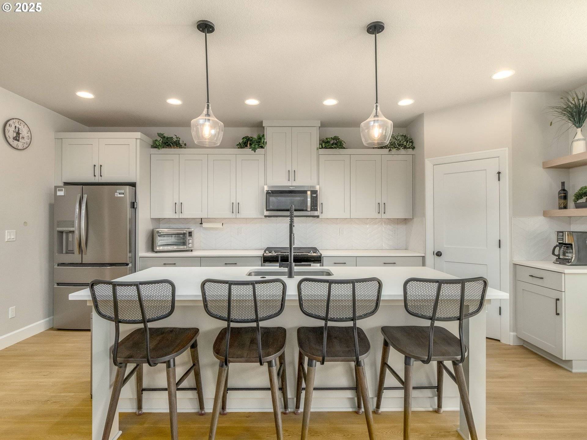 Canby, OR 97013,853 NE 17TH AVE