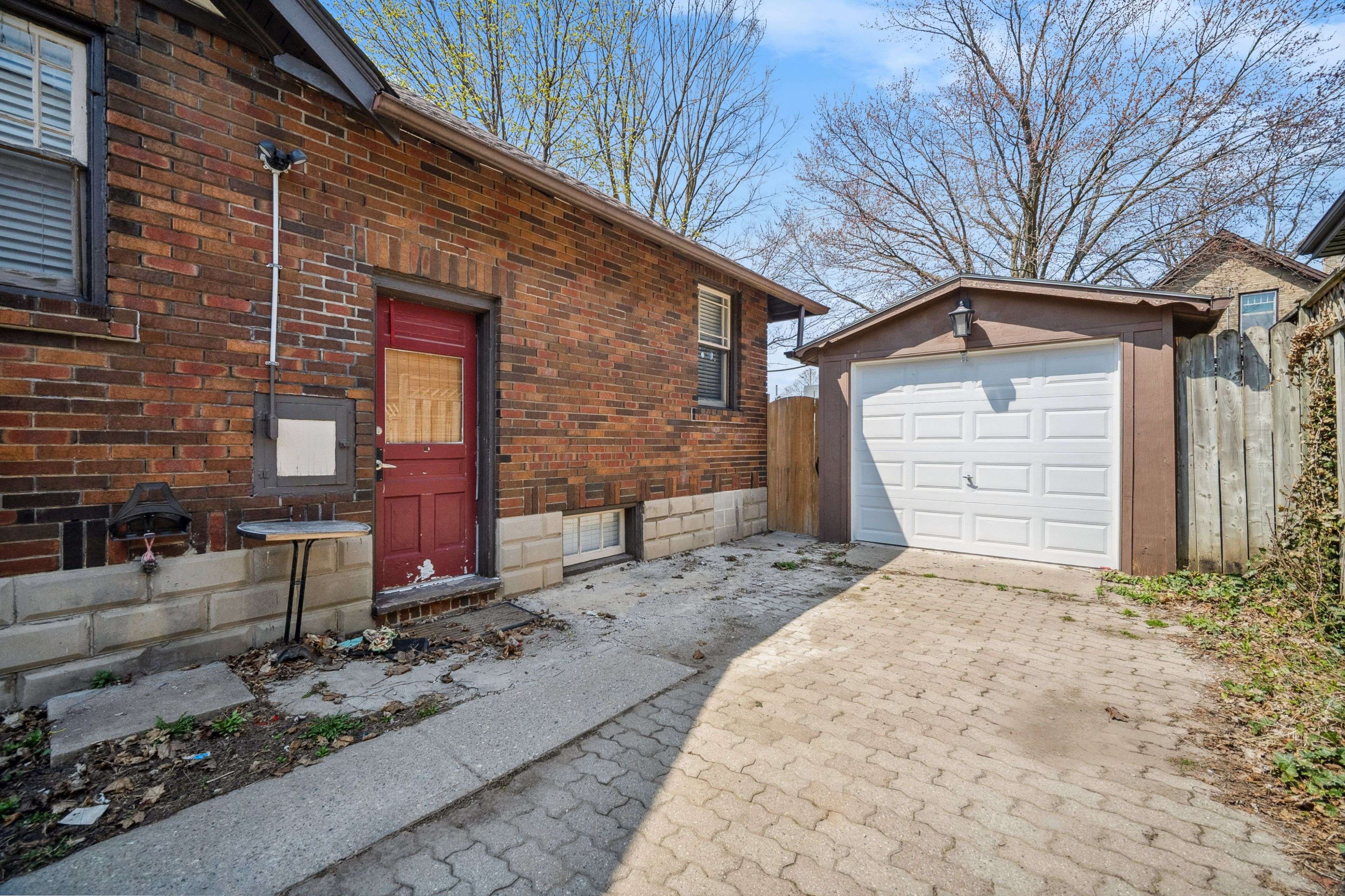 London East, ON N5Y 3R7,610 Wallace ST