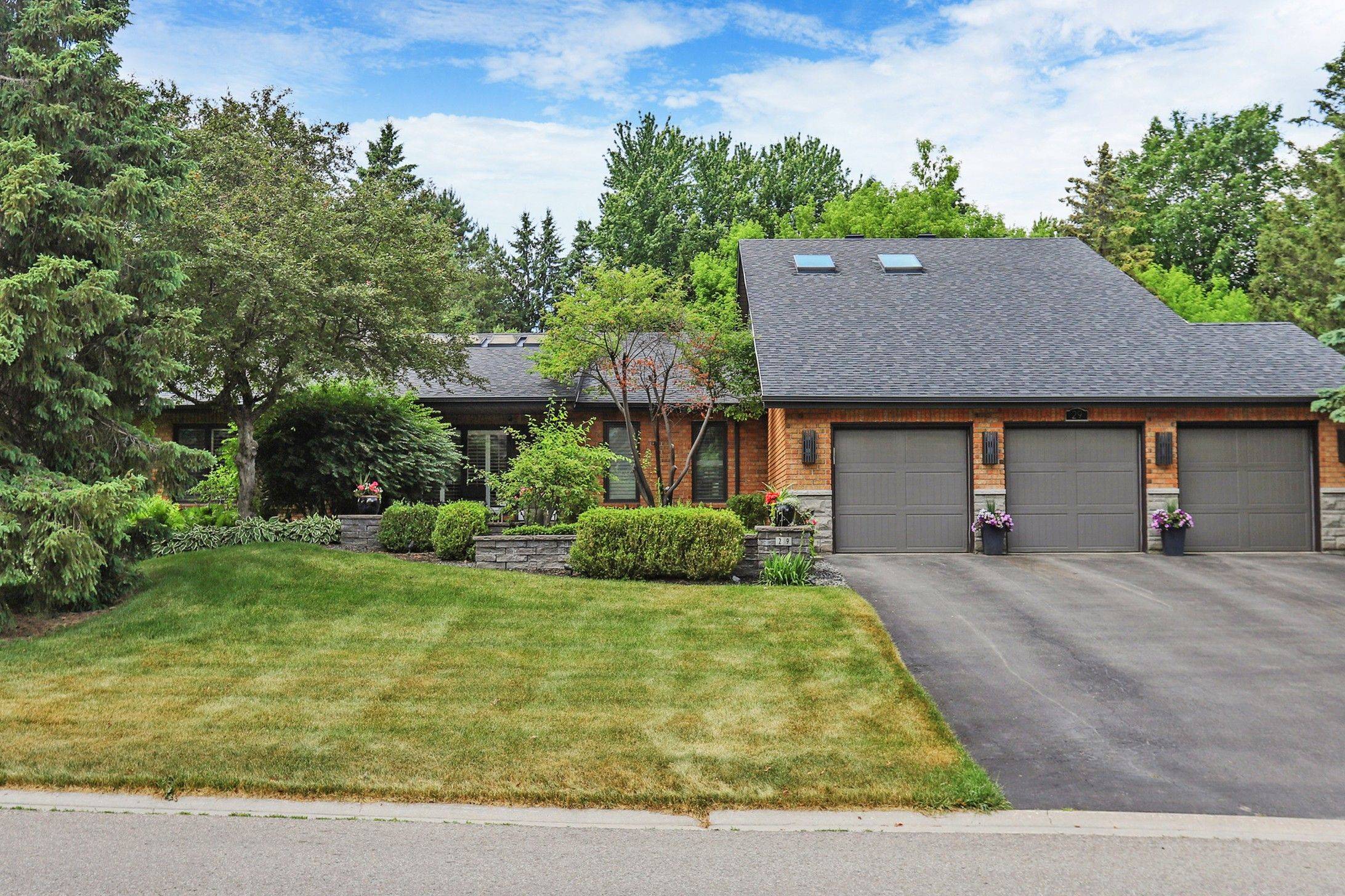 King, ON L7B 1C3,29 Curtis CRES