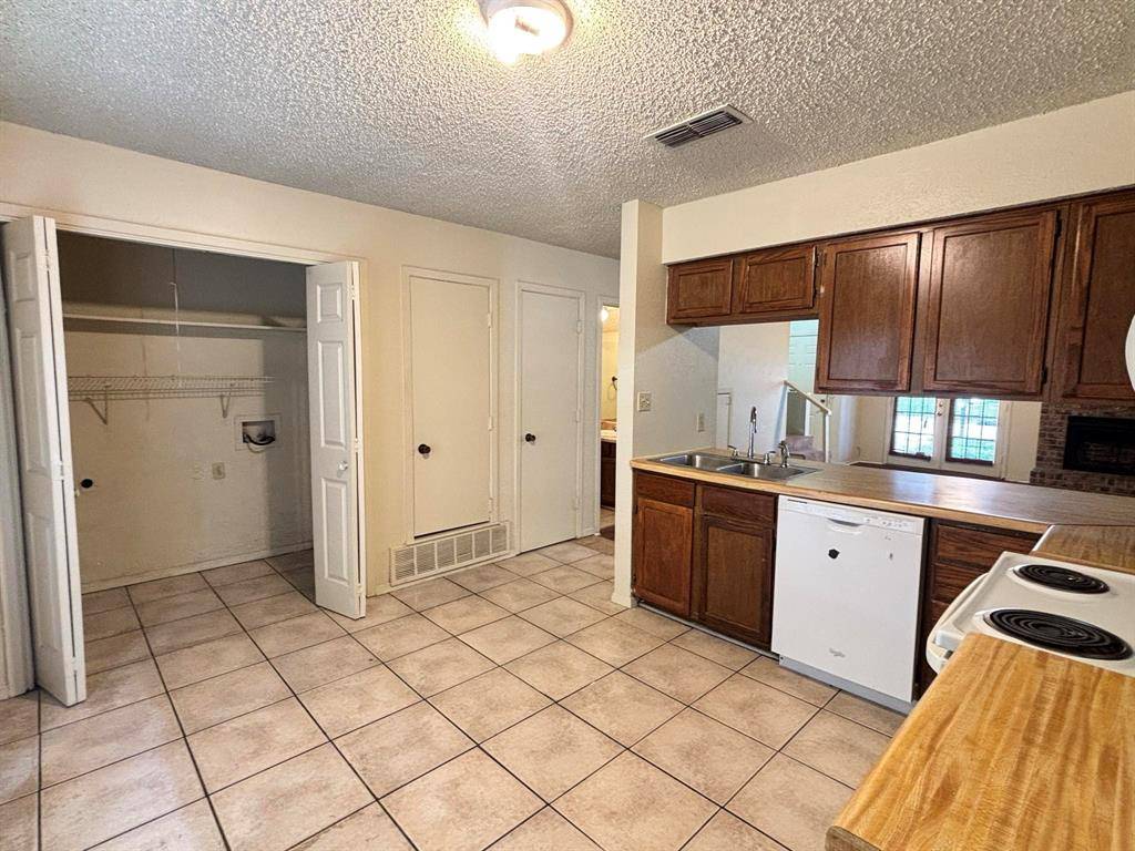 Arlington, TX 76016,5628 Hearthwood Court