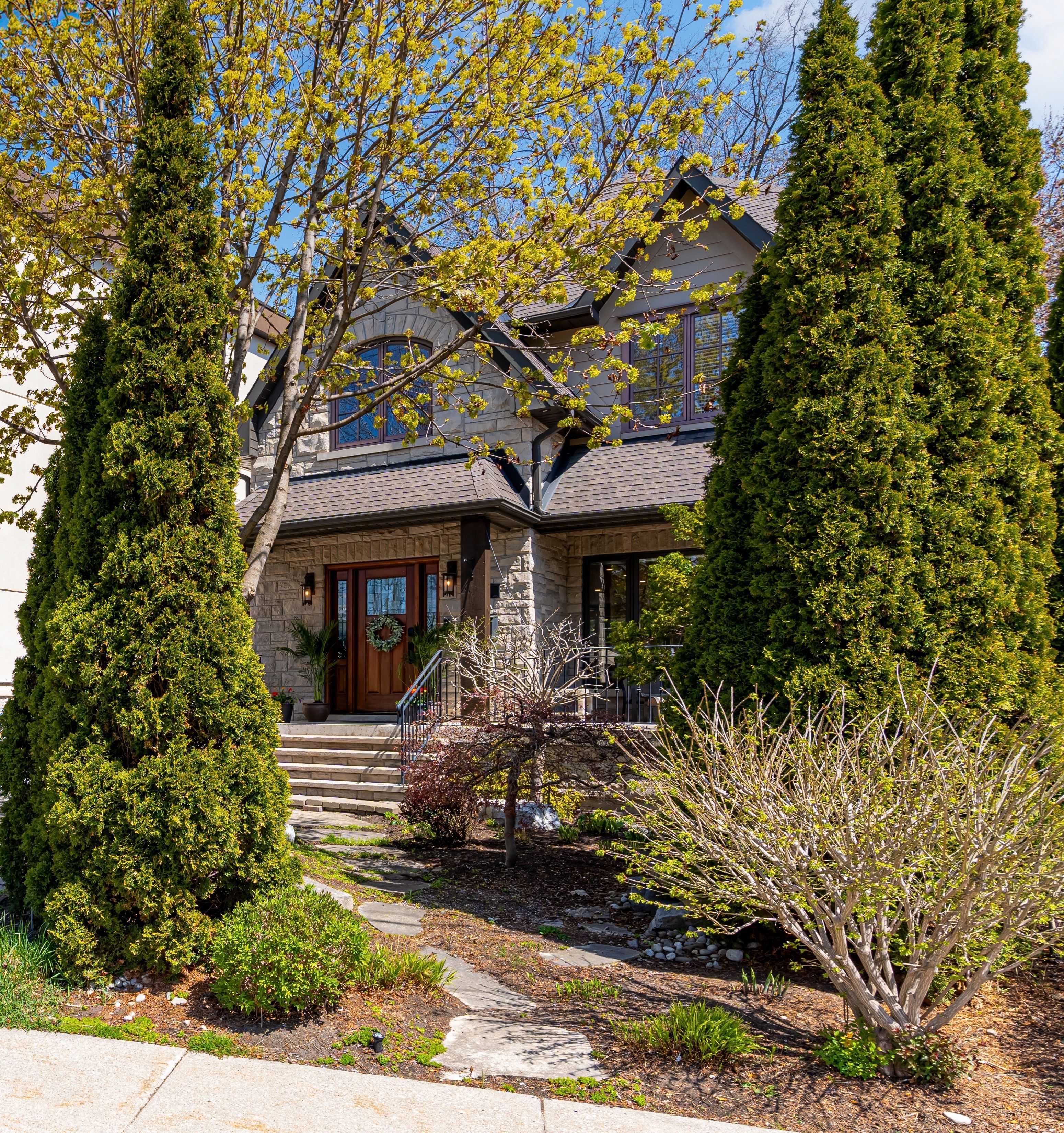 Mississauga, ON L5H 2R9,31 Maple AVE N