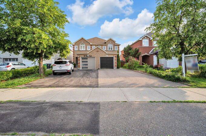 Brampton, ON L6Y 5B1,33 Kitto CT