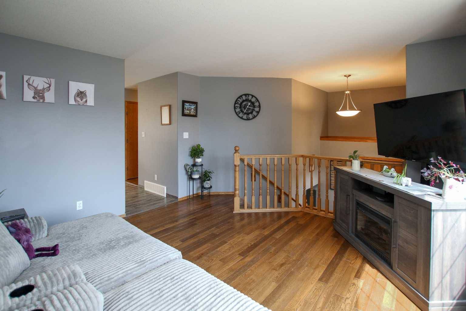 Penhold, AB T0M 1R0,19 Elreg ST