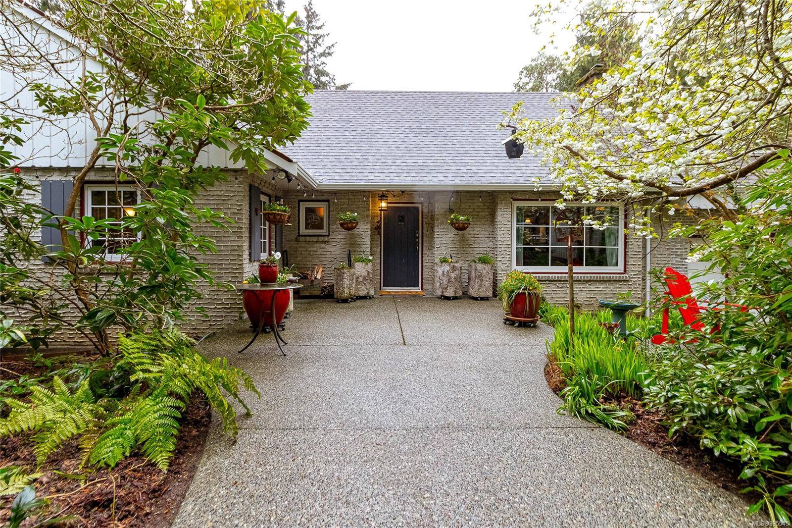 Saanich, BC V8Y 1W4,5182 Santa Clara Ave