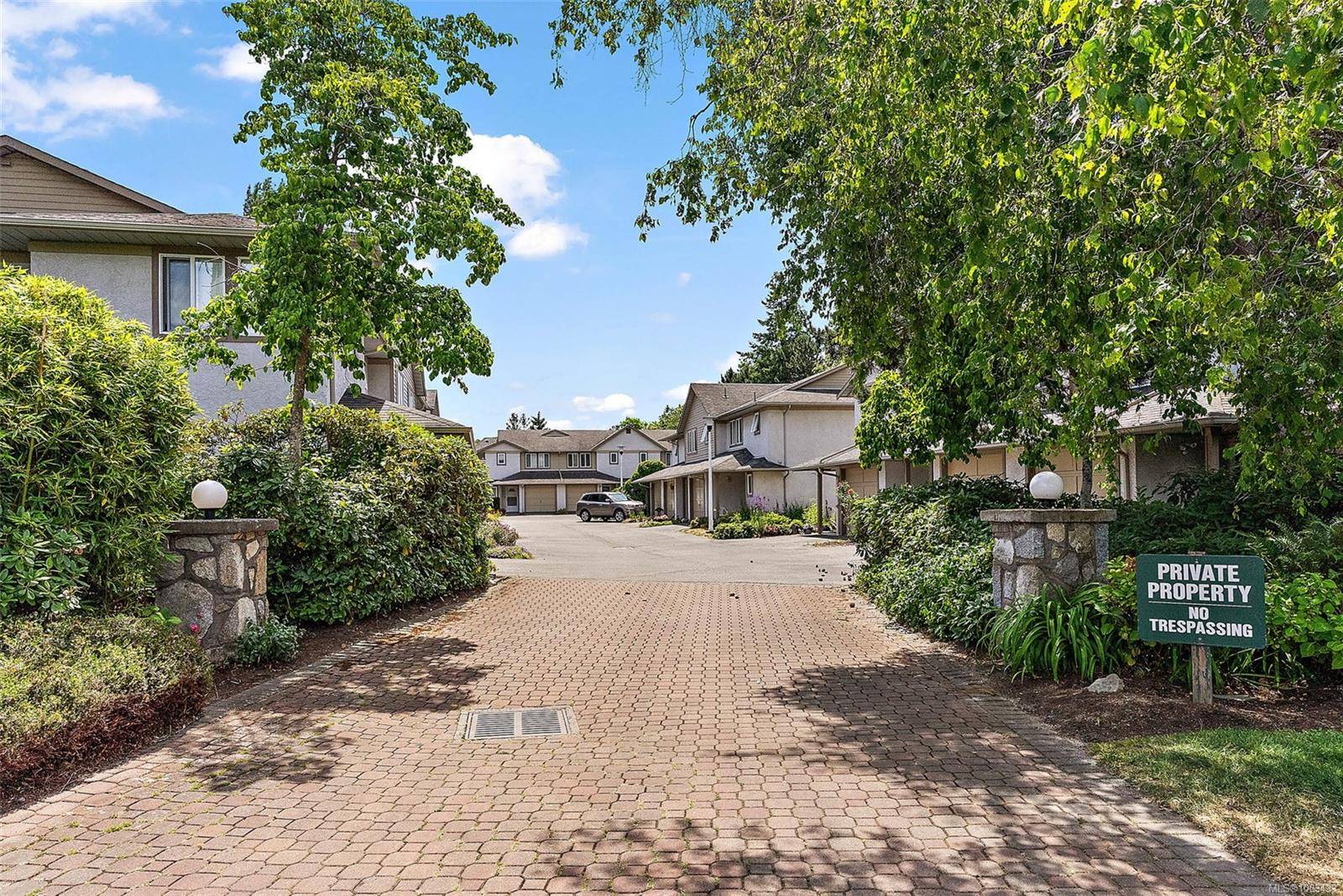 Victoria, BC V8R 4M1,2669 Shelbourne St #15