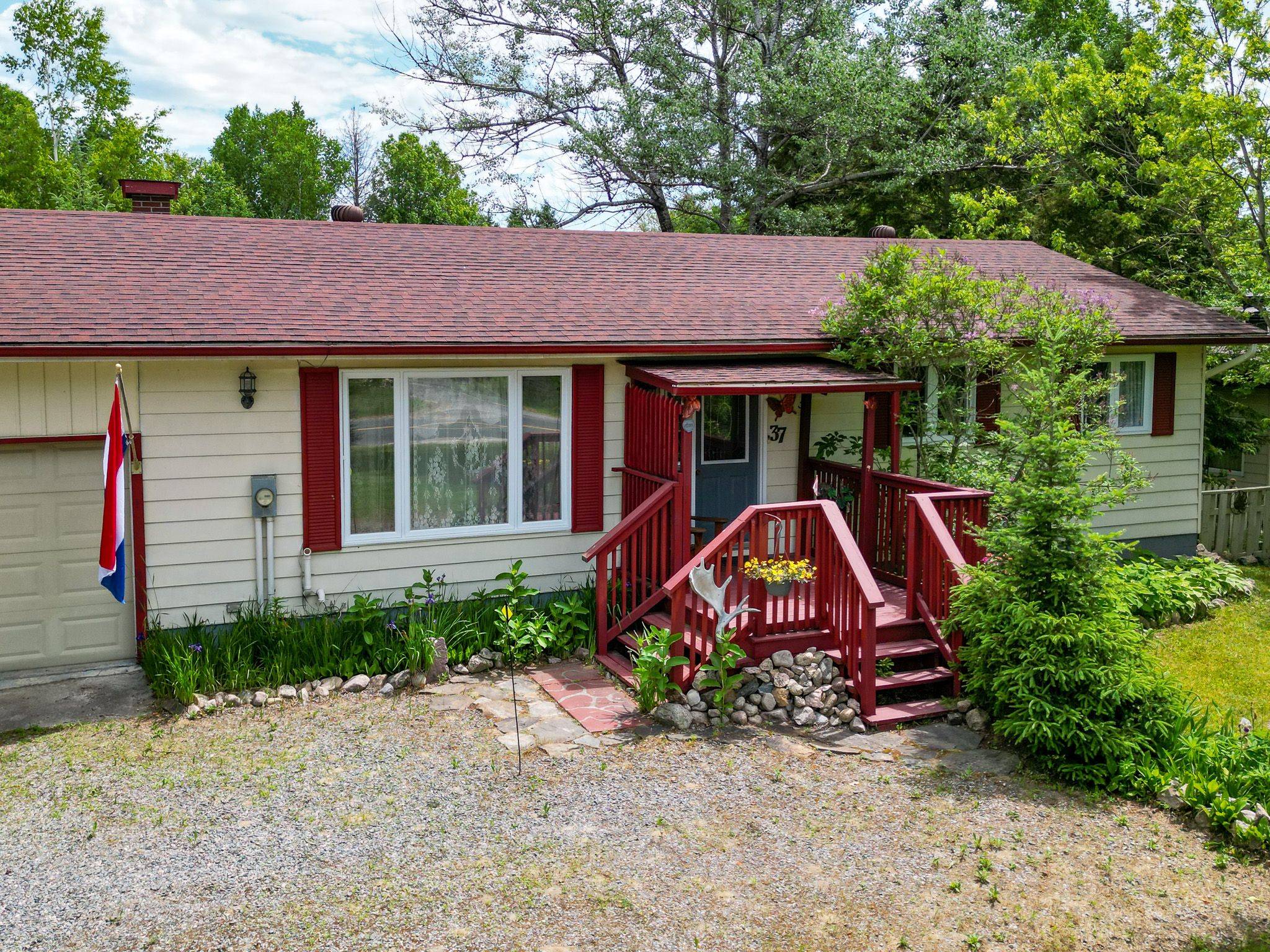 Sundridge, ON P0A 1Z0,37 Paget ST