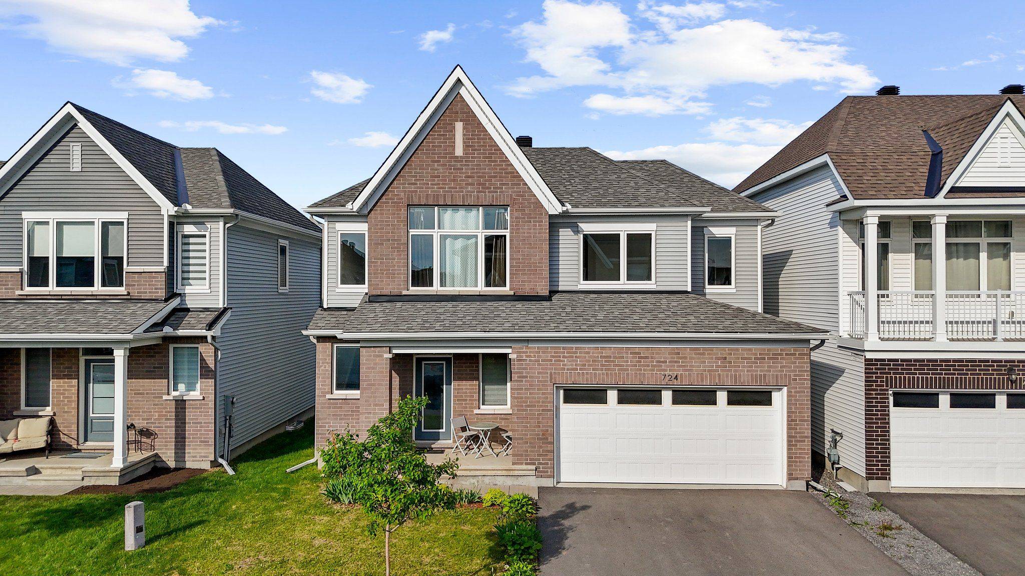 Orleans - Convent Glen And Area, ON K1W 0N3,724 Vennecy TER