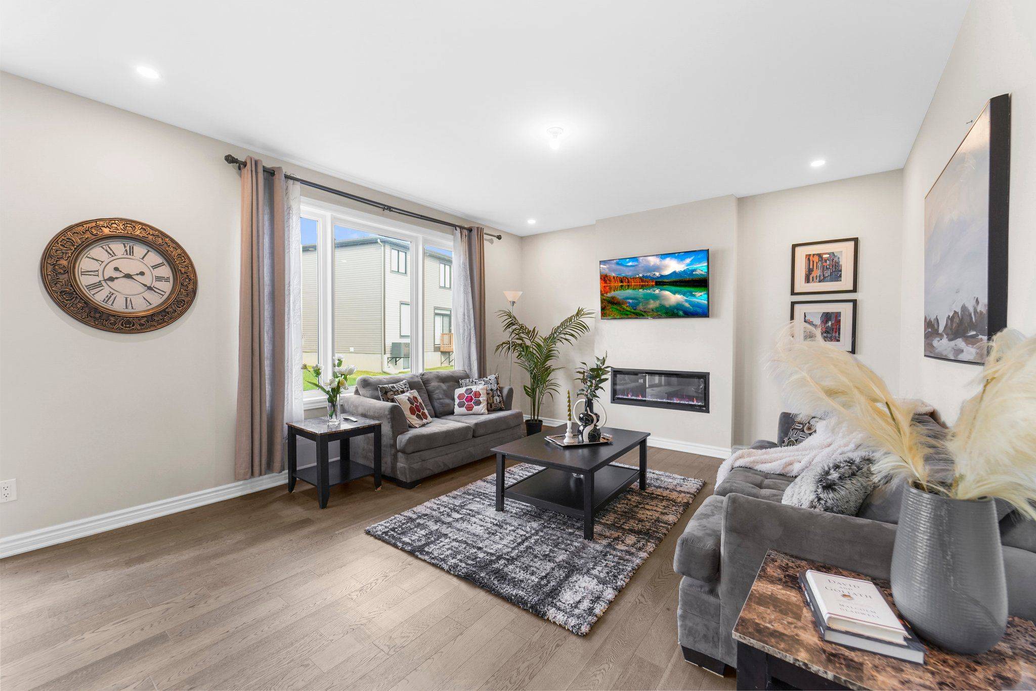 Orleans - Convent Glen And Area, ON K1W 0N3,724 Vennecy TER