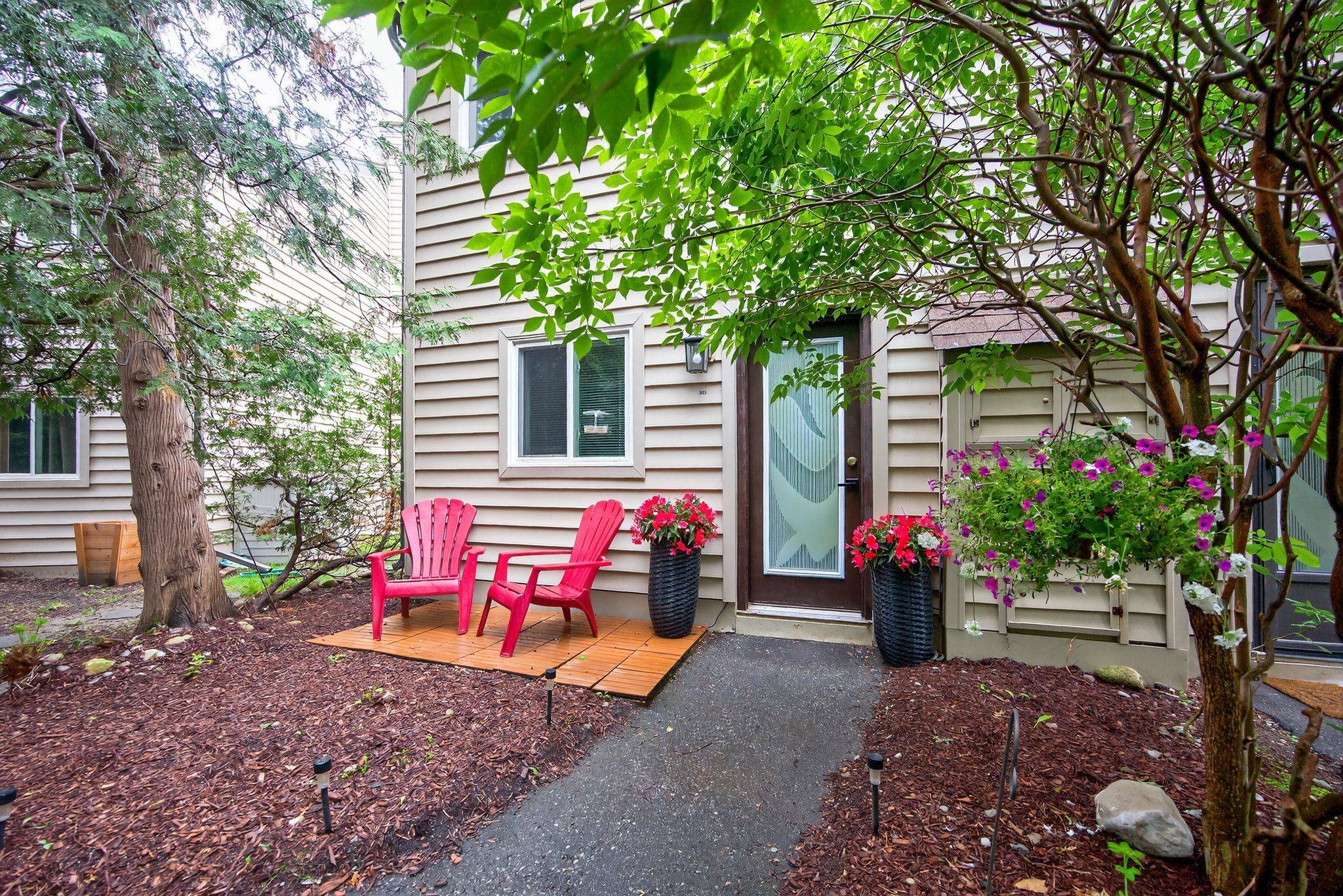Collingwood, ON L9Y 5B4,5 Dawson DR #305
