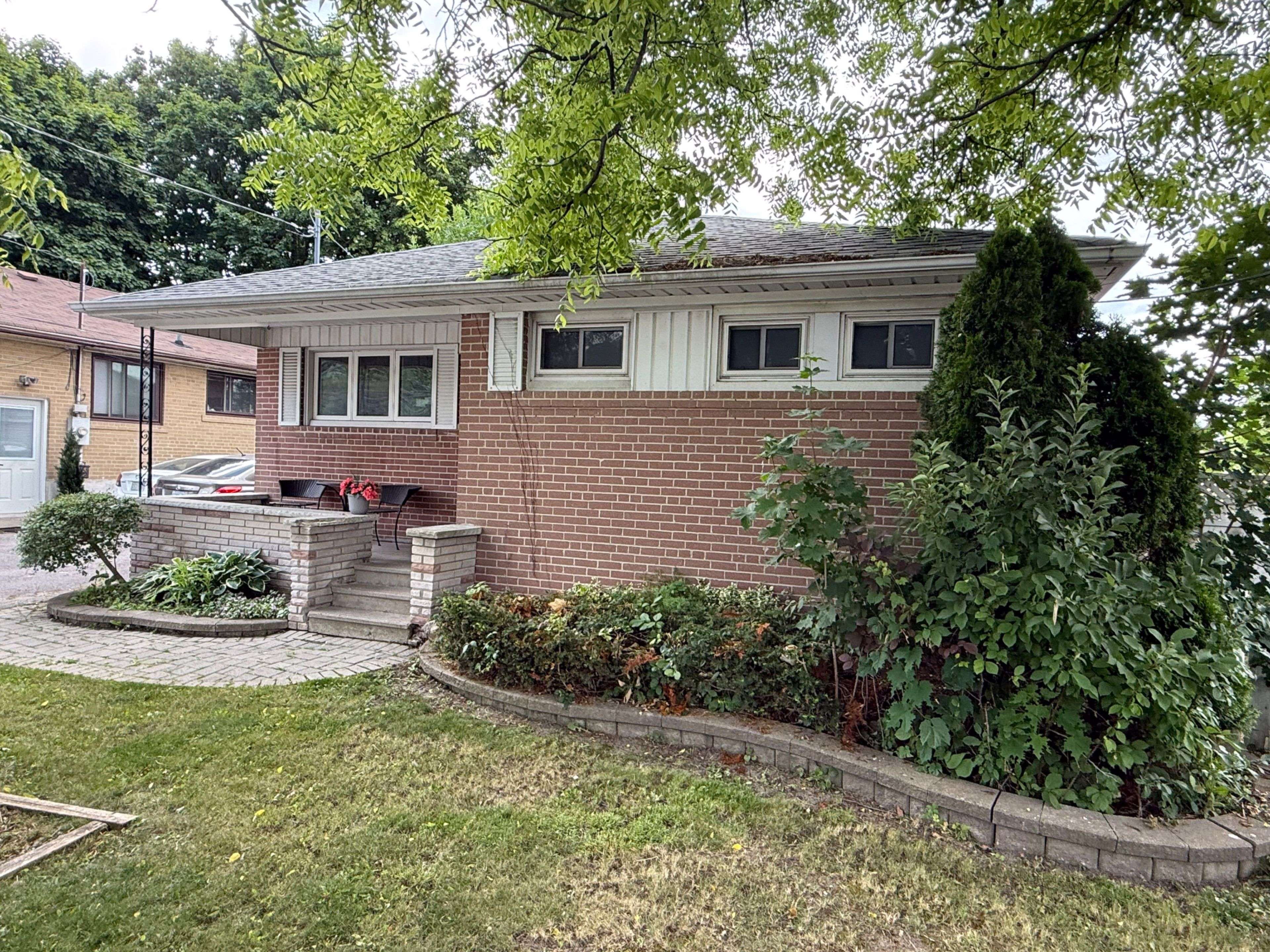 Whitby, ON L1N 3H8,313 Rossland RD W