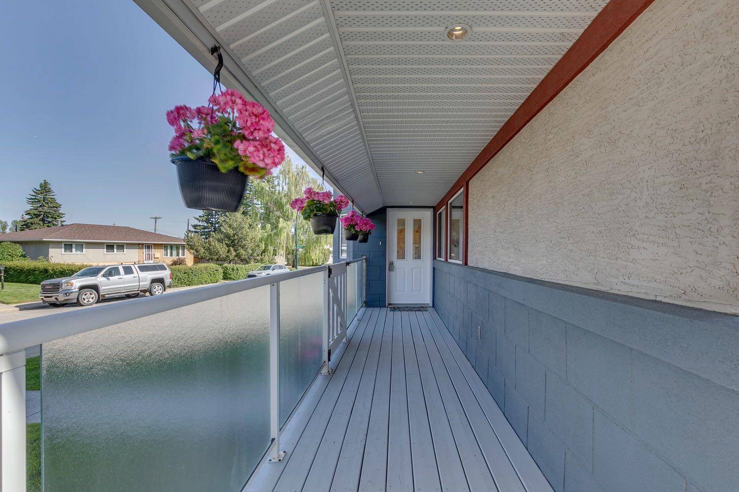 Calgary, AB T2W0W4,71 Sackville DR SW