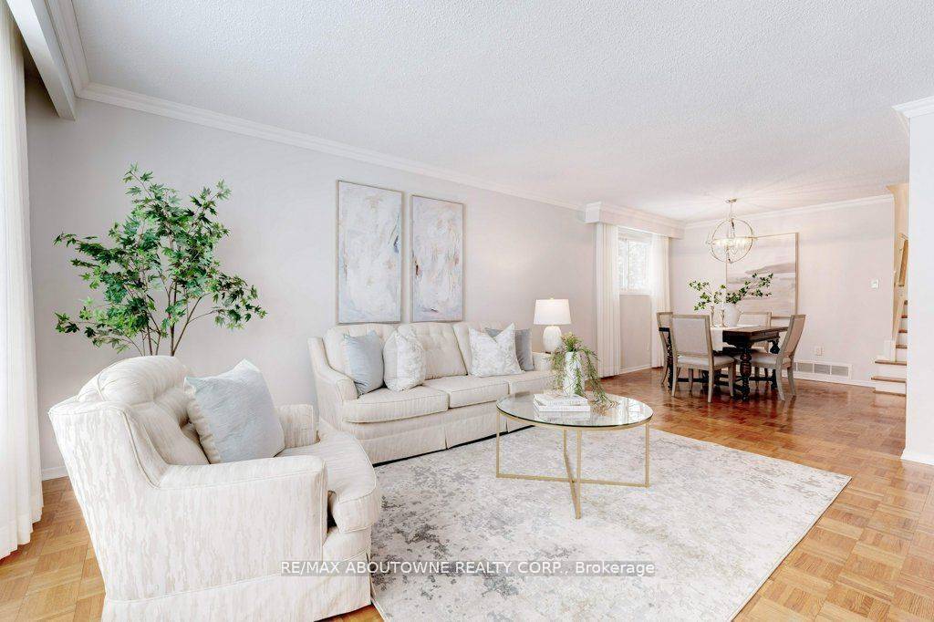 Oakville, ON L6L 2T6,2334 Wyandotte DR