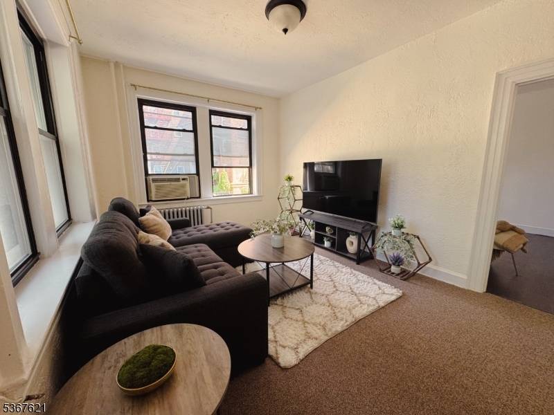 West New York Town, NJ 07093,33 62Nd St