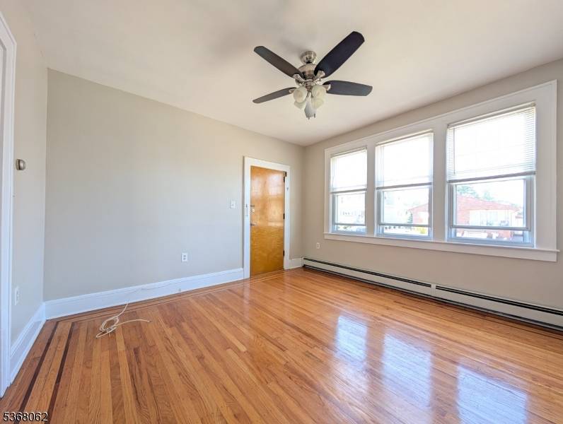 Lyndhurst Twp., NJ 07071,549 2nd Ave #1L