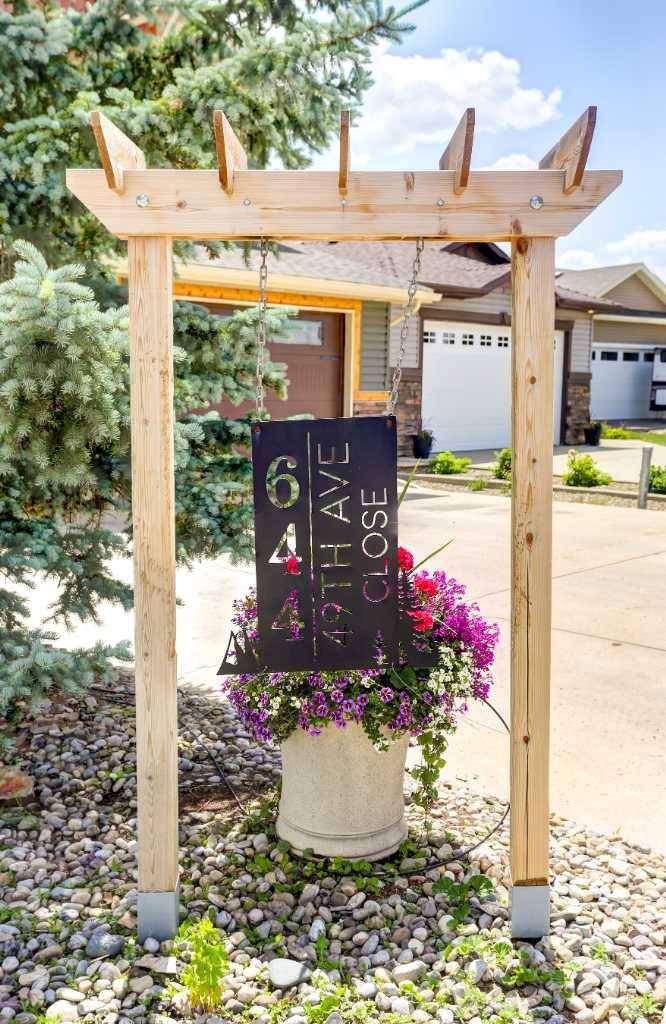 Coalhurst, AB T0L0V0,644 49 Ave Close