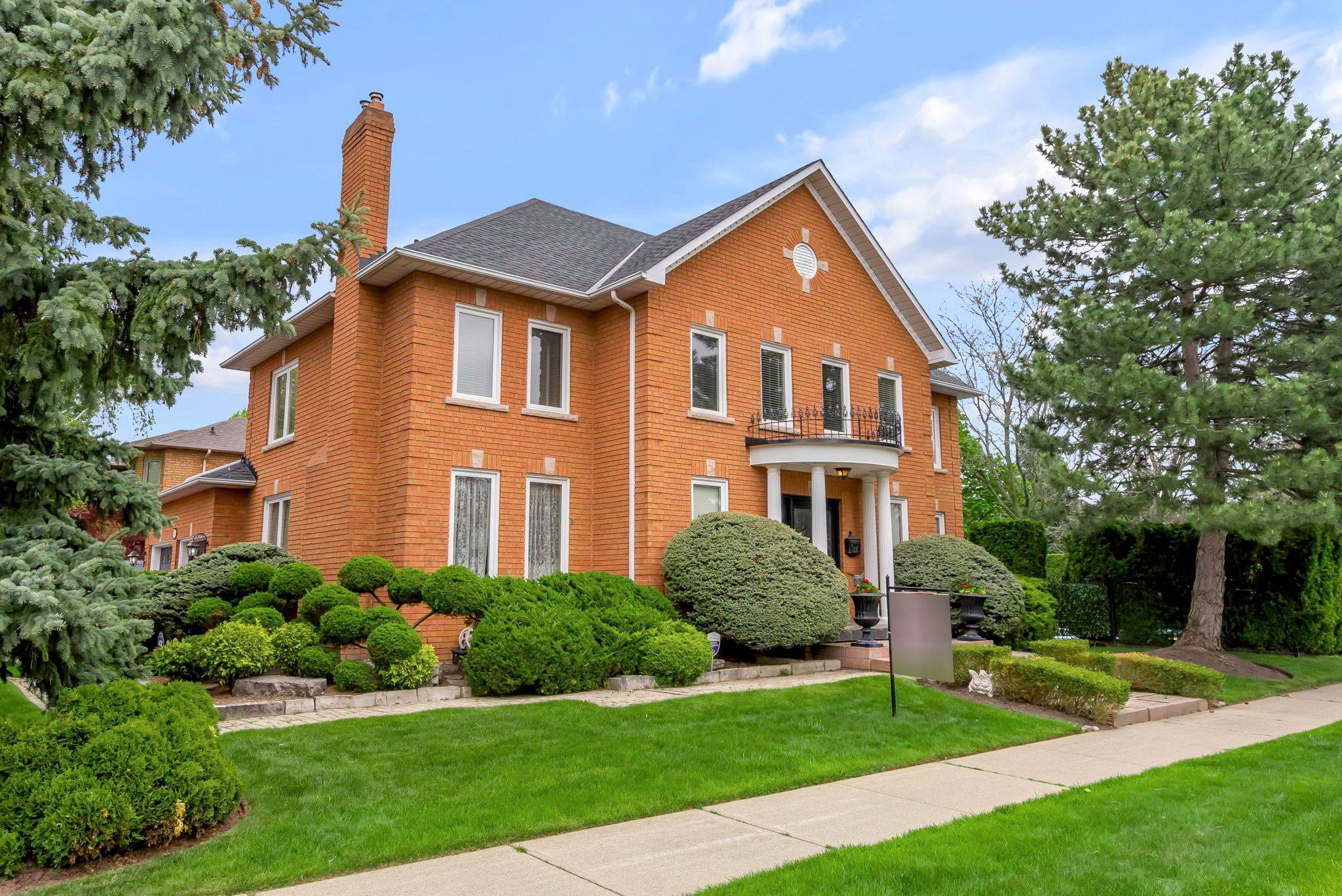 Oakville, ON L6M 2N4,1401 The Links DR