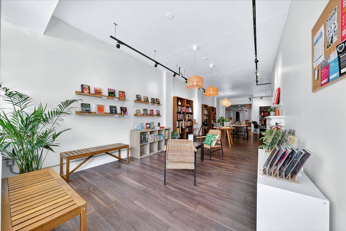Toronto W01, ON M6R 1B2,1640 Queen ST W