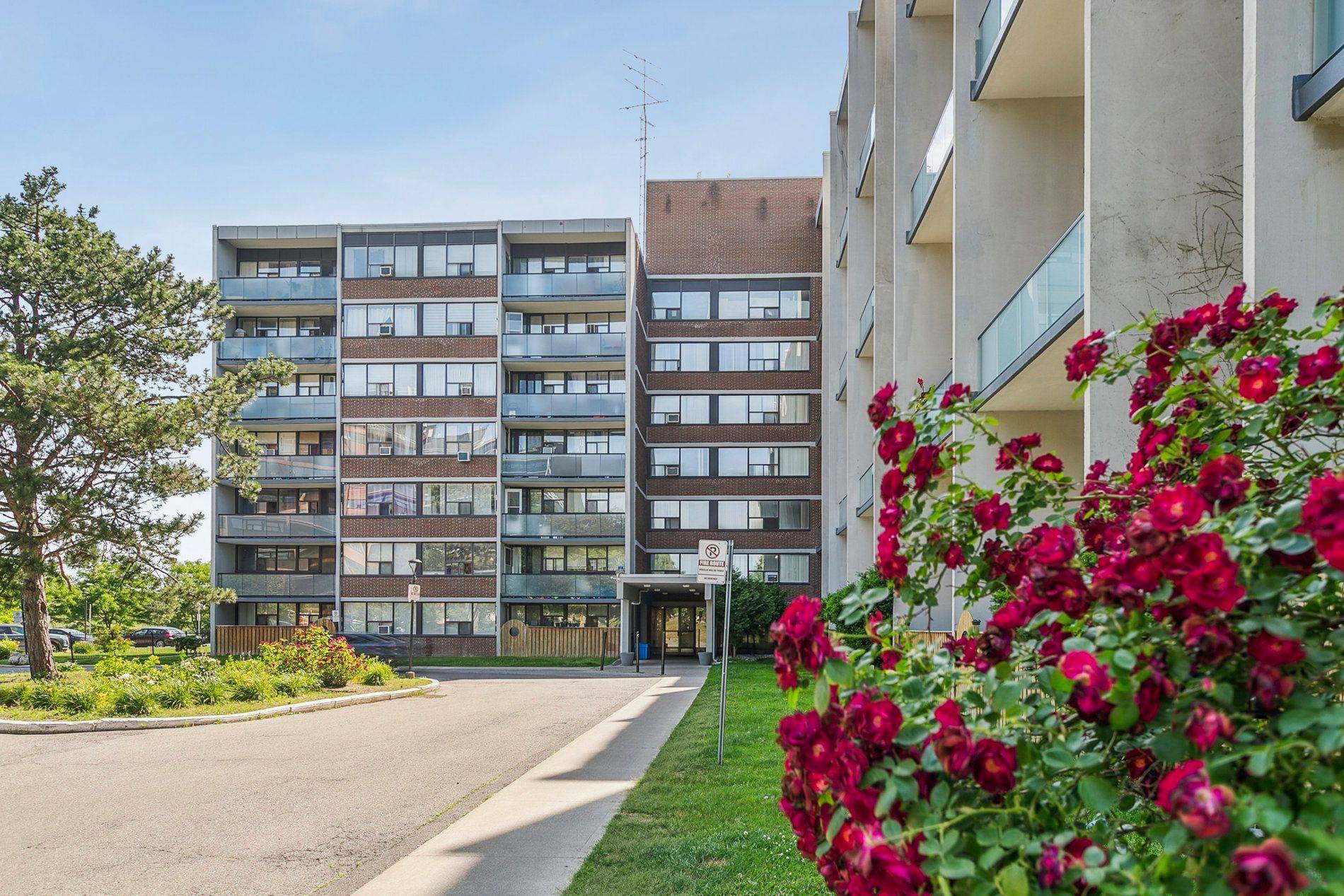 Mississauga, ON L5K 2C7,2121 Roche CT #325