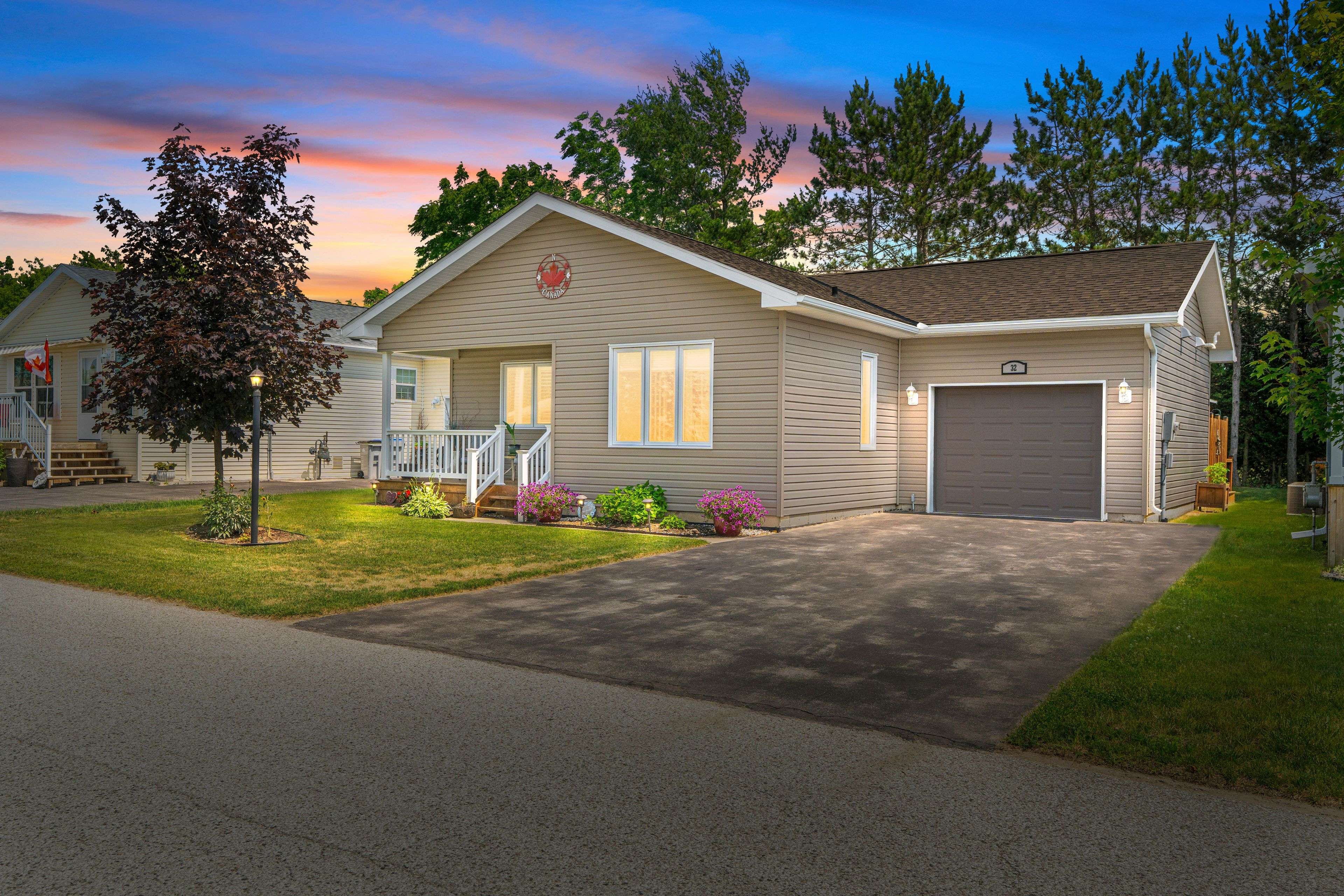 Strathroy-caradoc, ON N7G 0C5,32 Bond ST