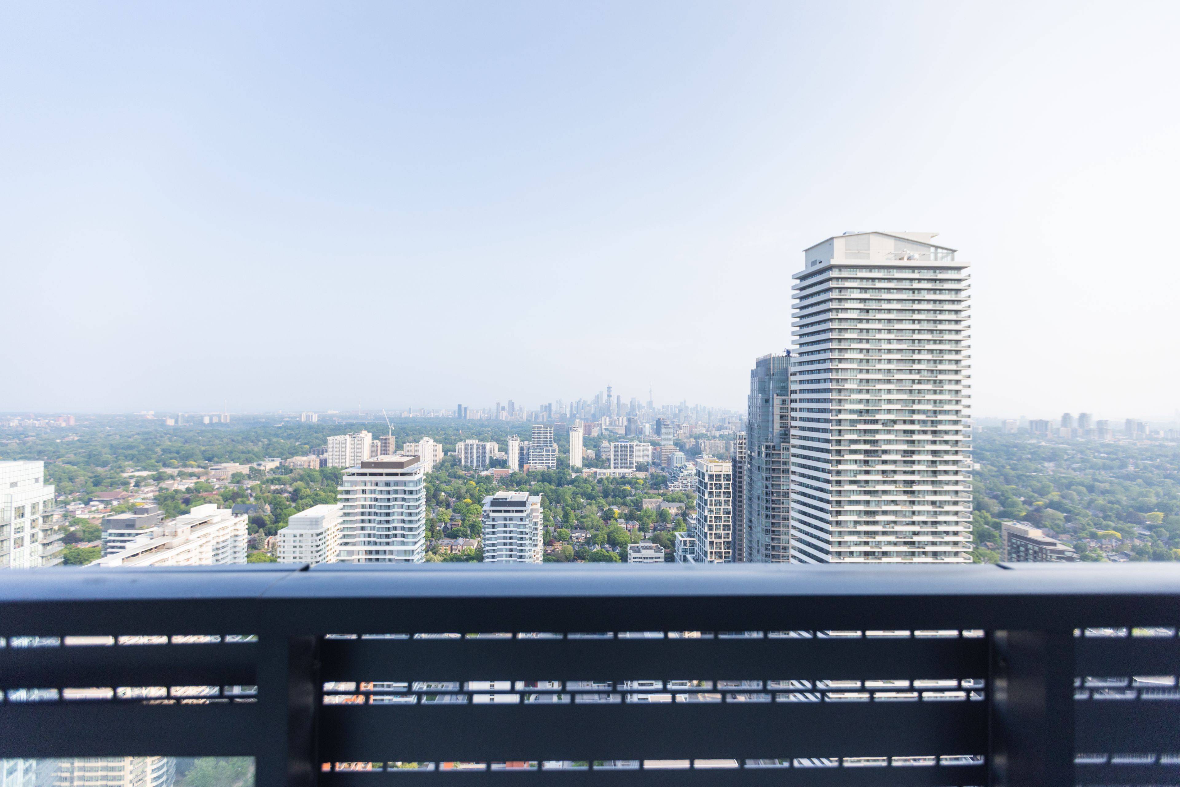 Toronto E10, ON M4P 0G1,39 Roehampton AVE #4304
