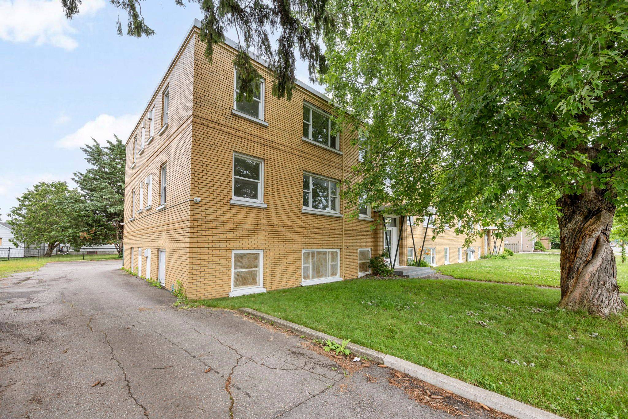 St. Thomas, ON N5R 1J5,232 Elm ST