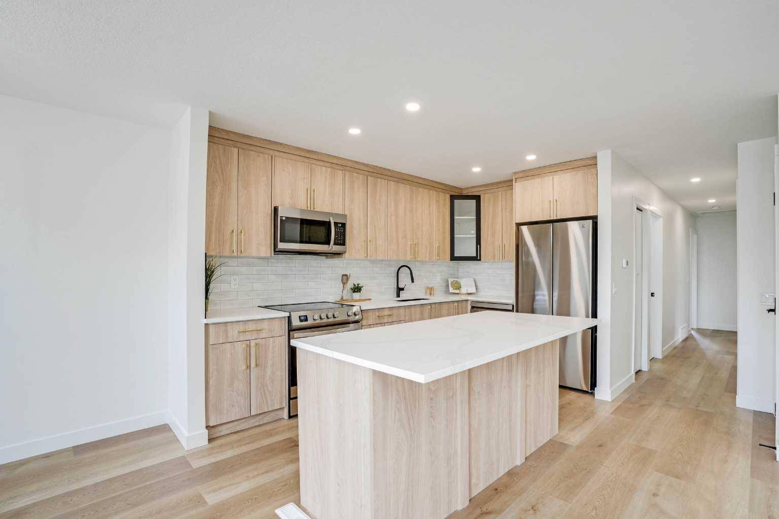 Calgary, AB T3B1S3,6311 35 AVE NW