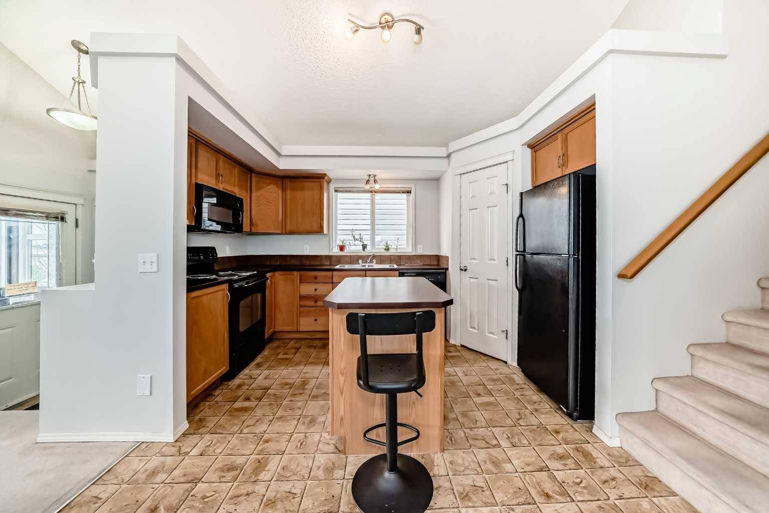 Calgary, AB T2Y 5G3,61 Everglen WAY SW