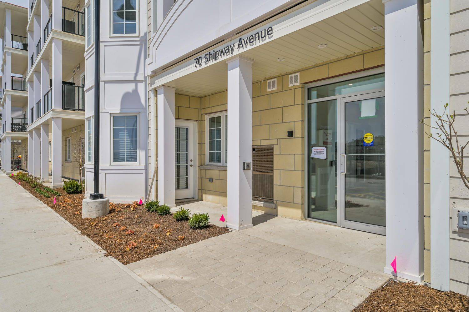 Clarington, ON L1B 0B6,70 Shipway AVE #304